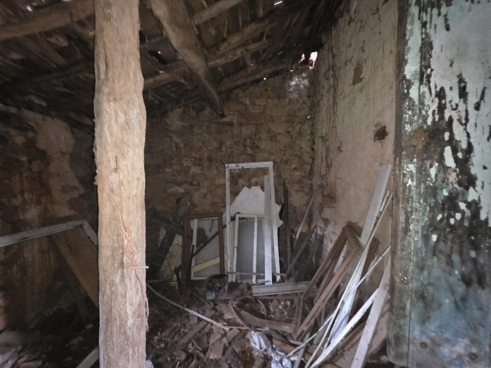 Se vende casa de piedra para rehabilitar con jardín en Cades, Herrerías (V2537)