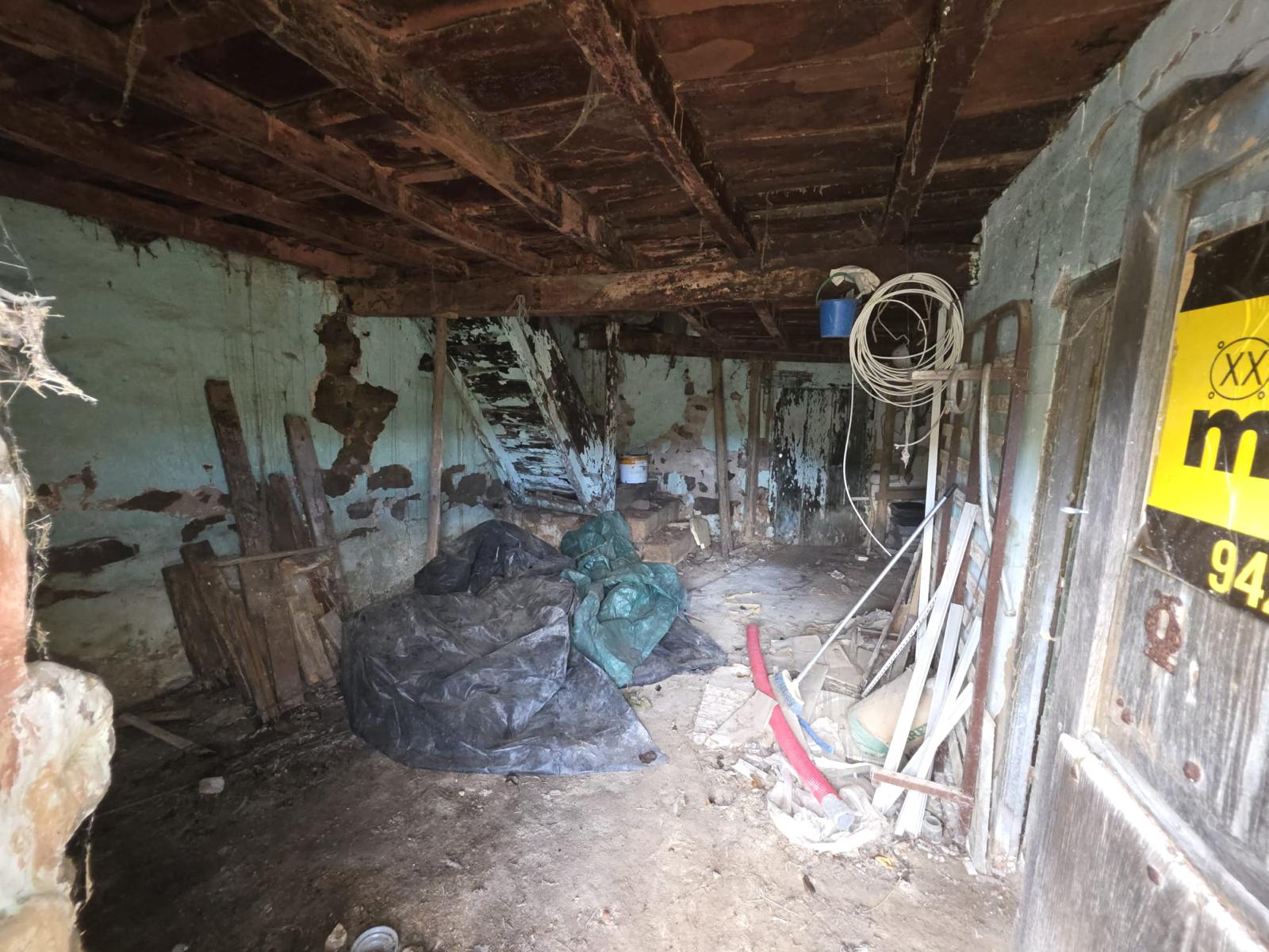 Se vende casa de piedra para rehabilitar con jardín en Cades, Herrerías (V2537)