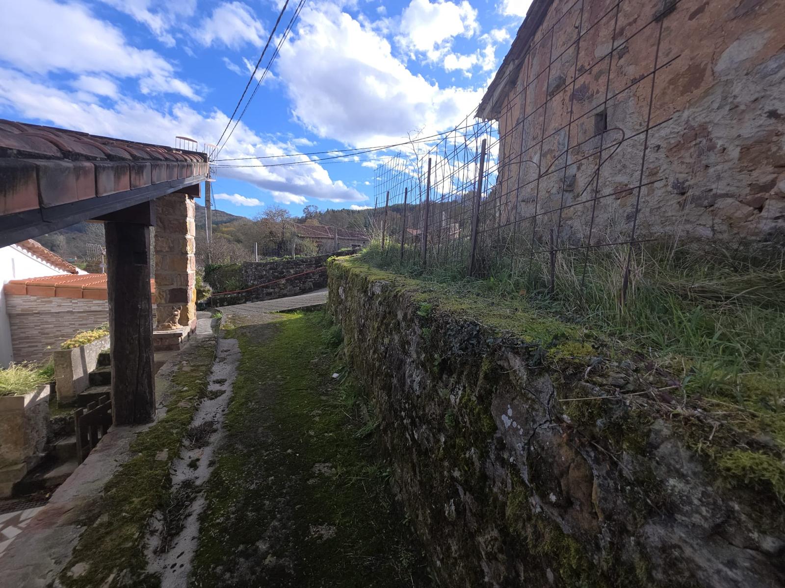 Se vende casa de piedra para rehabilitar con jardín en Cades, Herrerías (V2537)