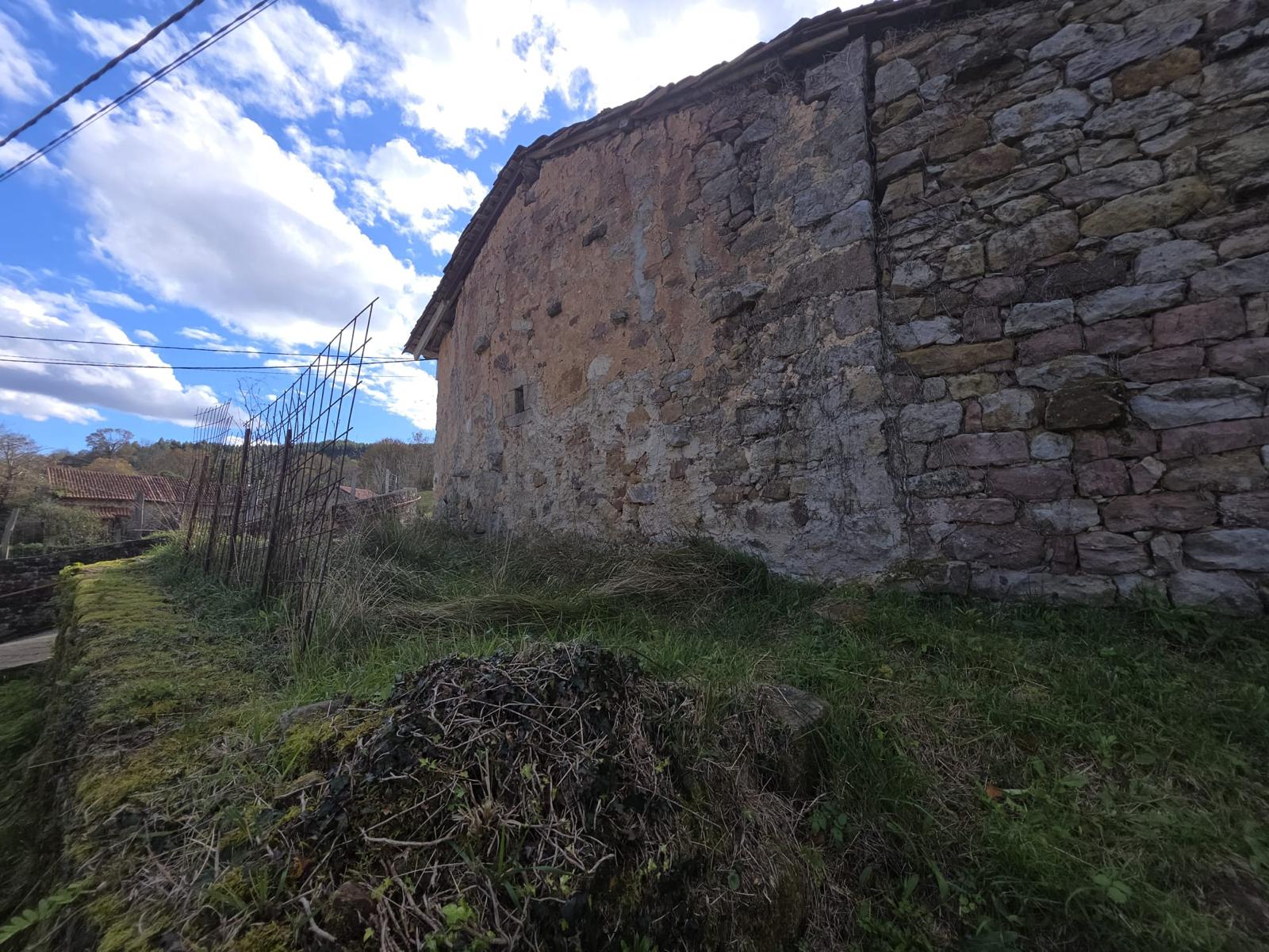 Se vende casa de piedra para rehabilitar con jardín en Cades, Herrerías (V2537)