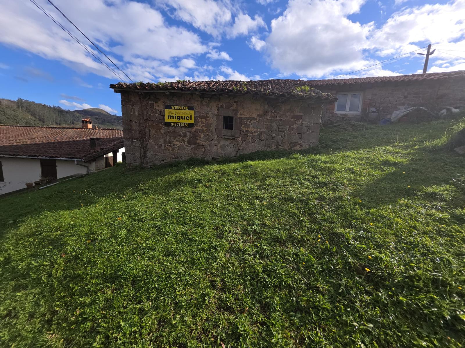 Se vende casa de piedra para rehabilitar con jardín en Cades, Herrerías (V2537)
