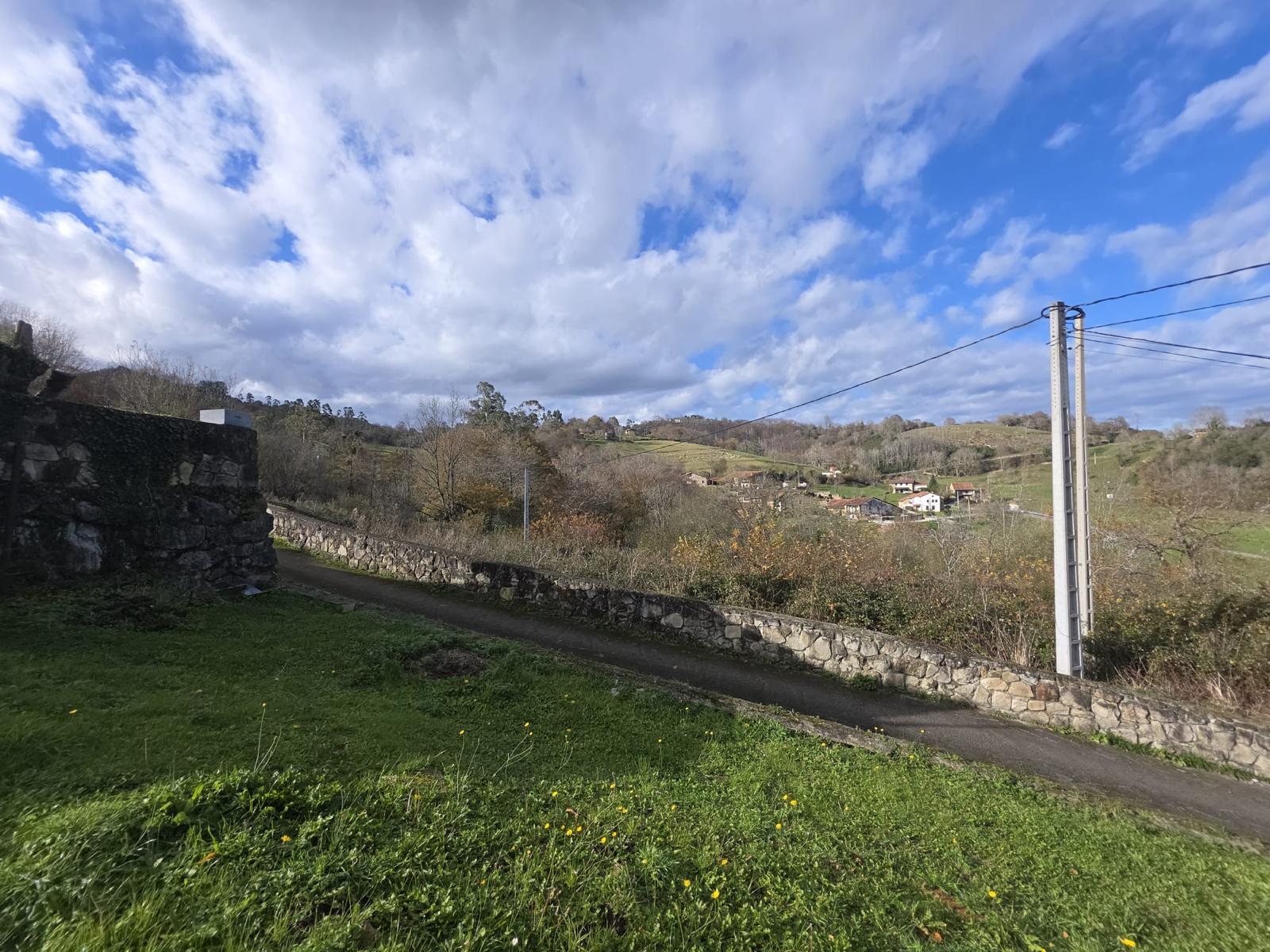 Se vende casa de piedra para rehabilitar con jardín en Cades, Herrerías (V2537)