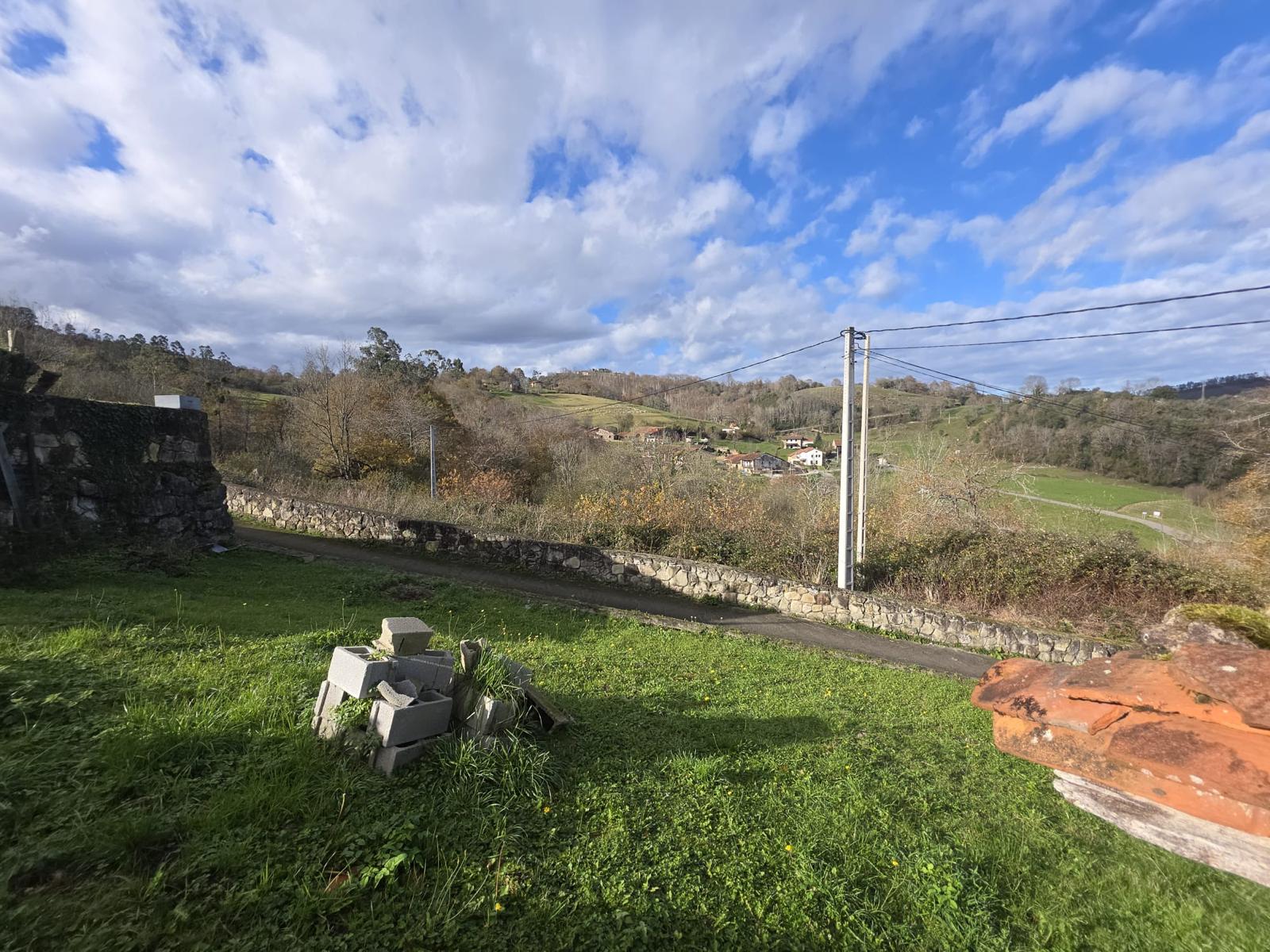Se vende casa de piedra para rehabilitar con jardín en Cades, Herrerías (V2537)