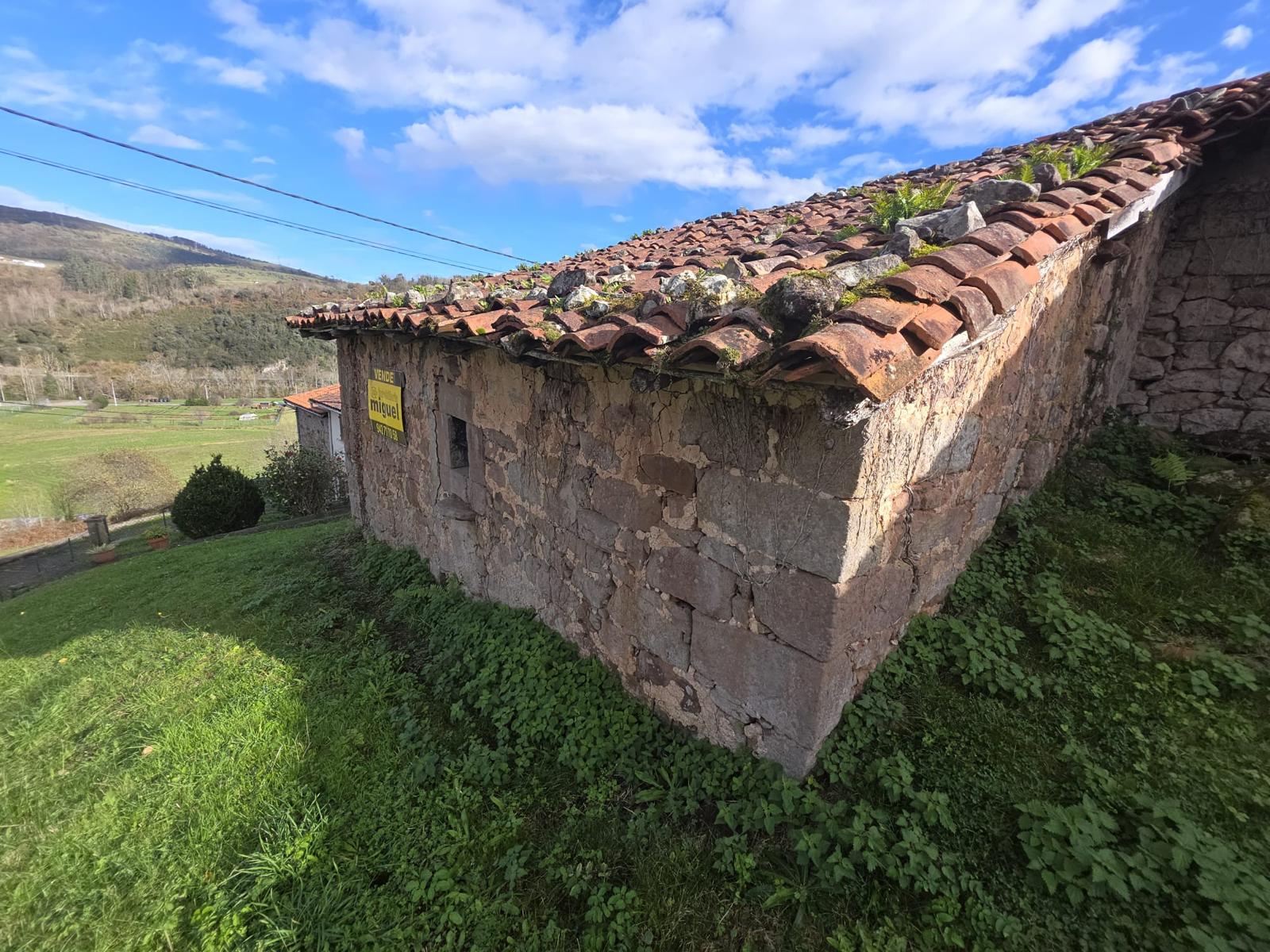 Se vende casa de piedra para rehabilitar con jardín en Cades, Herrerías (V2537)