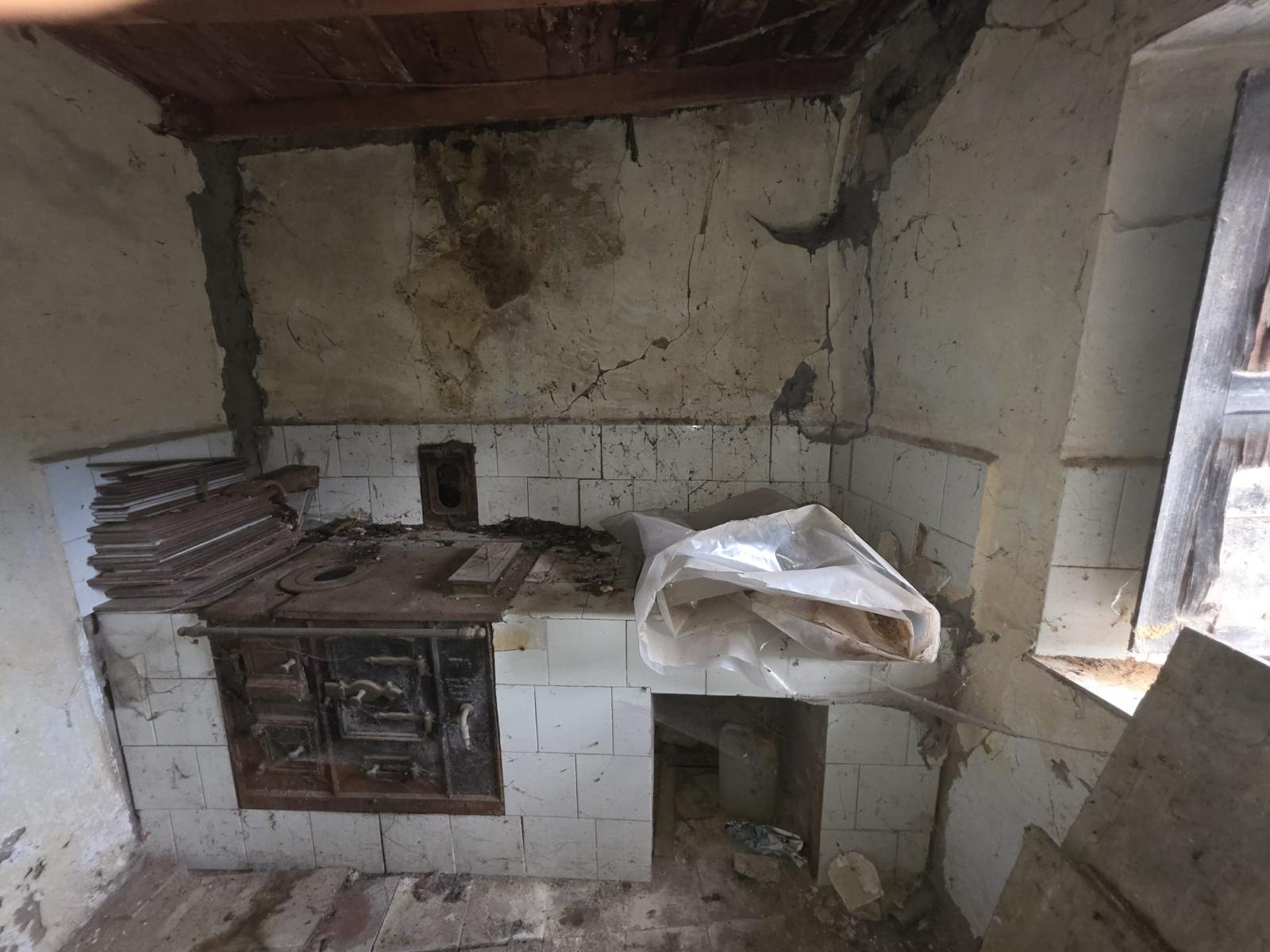 Se vende casa de piedra para rehabilitar con jardín en Cades, Herrerías (V2537)