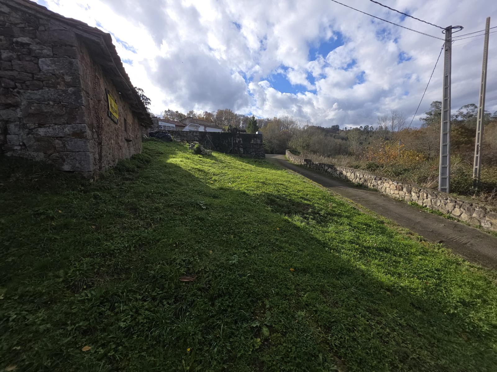 Se vende casa de piedra para rehabilitar con jardín en Cades, Herrerías (V2537)