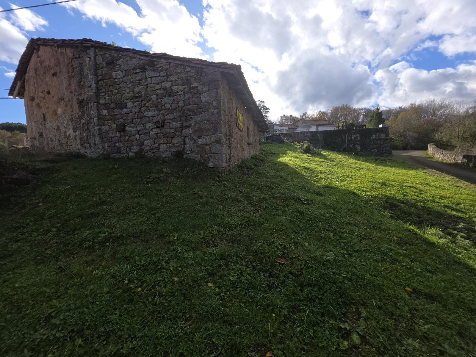 Se vende casa de piedra para rehabilitar con jardín en Cades, Herrerías (V2537)