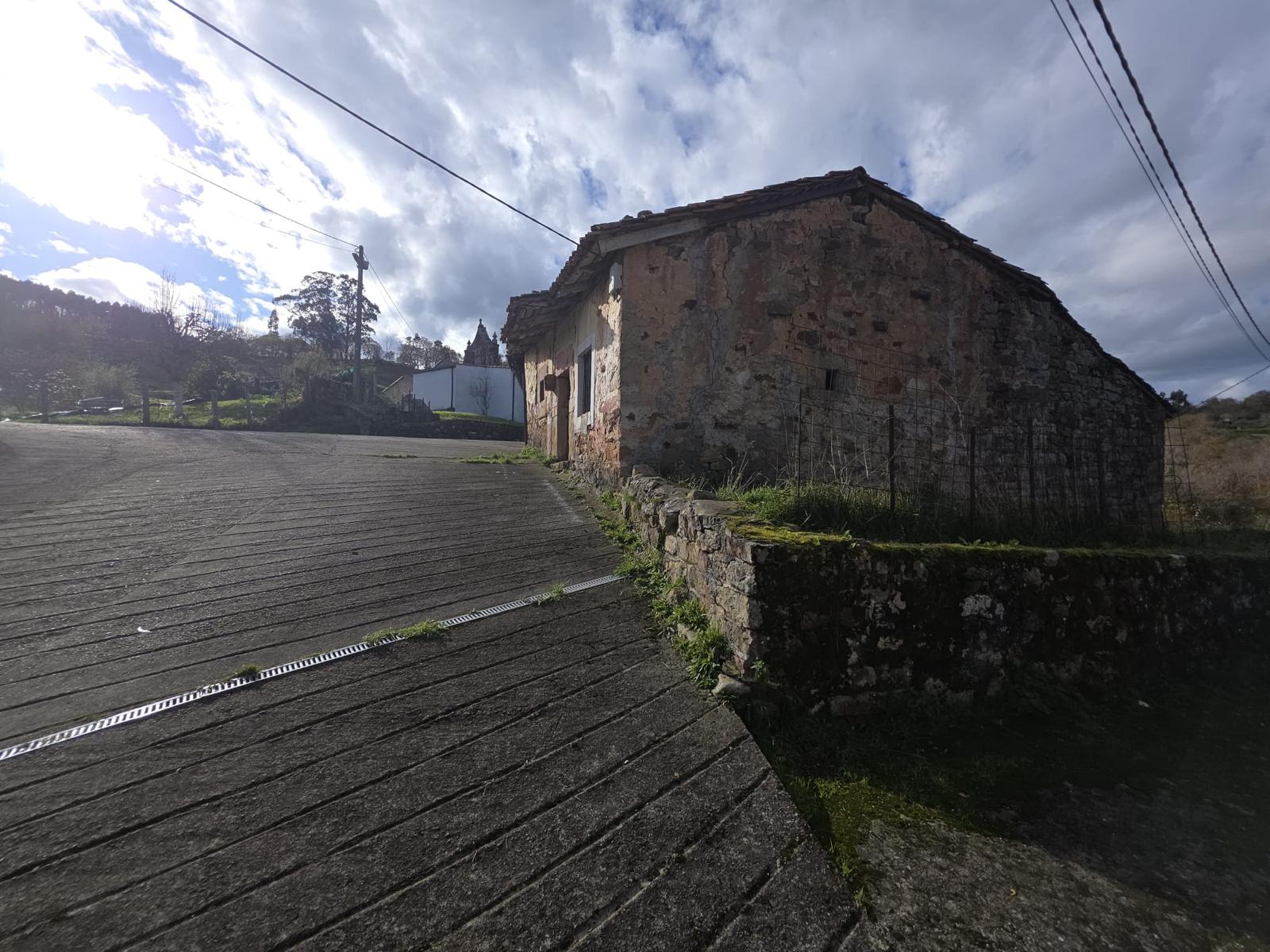 Se vende casa de piedra para rehabilitar con jardín en Cades, Herrerías (V2537)