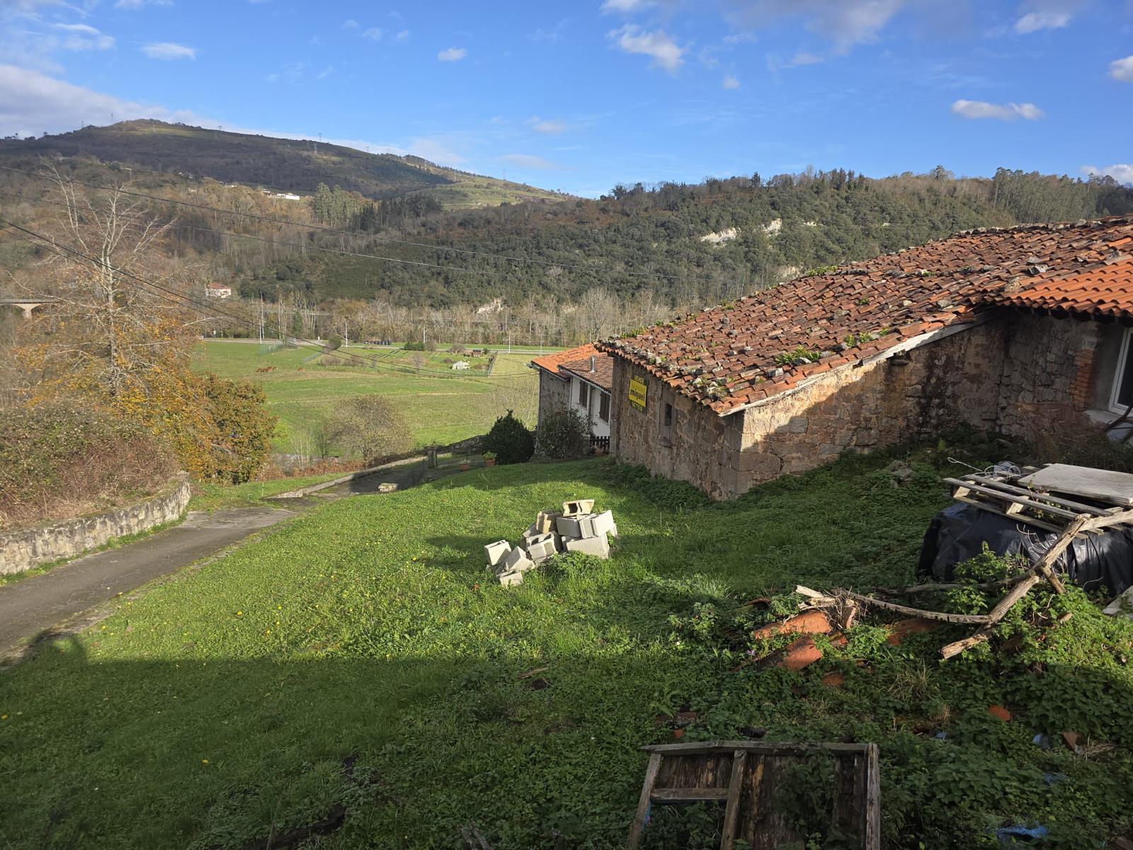 Se vende casa de piedra para rehabilitar con jardín en Cades, Herrerías (V2537)