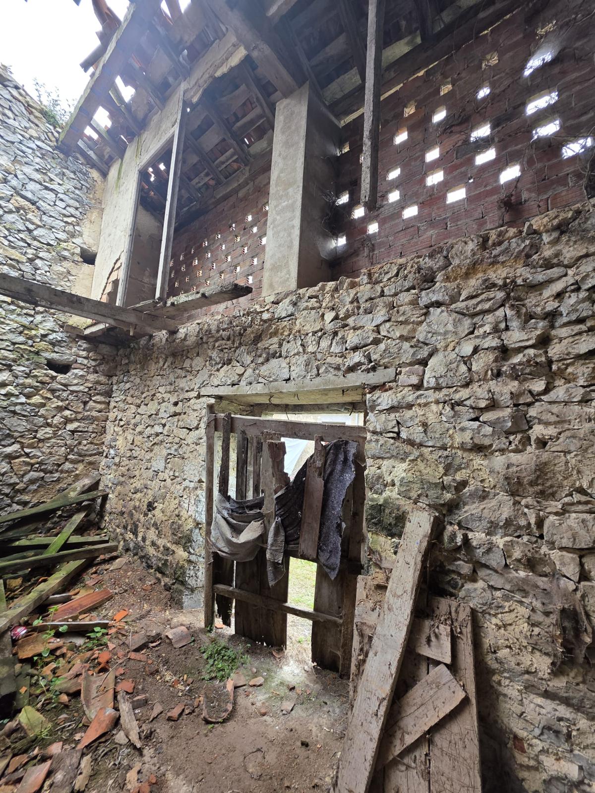 Oportunidad Única: Almacén en Ruinas con Potencial de Rehabilitación (V2609)