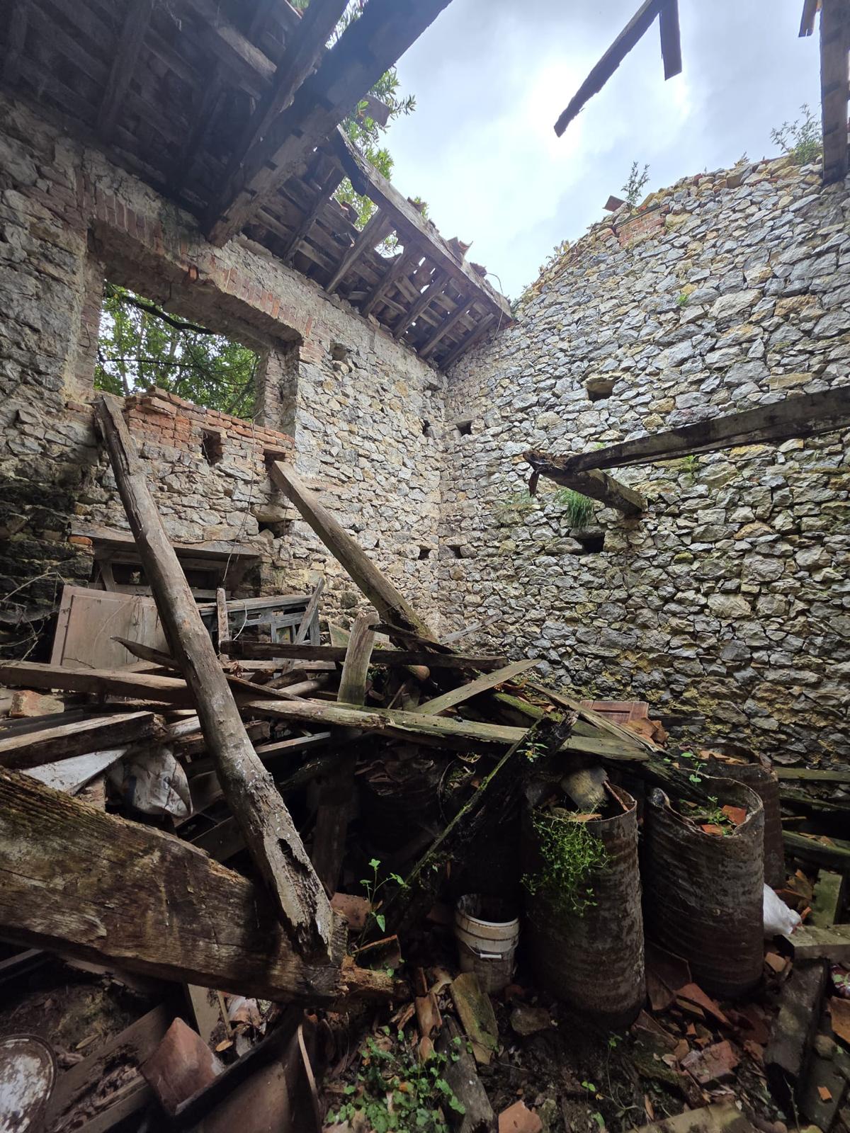 Oportunidad Única: Almacén en Ruinas con Potencial de Rehabilitación (V2609)