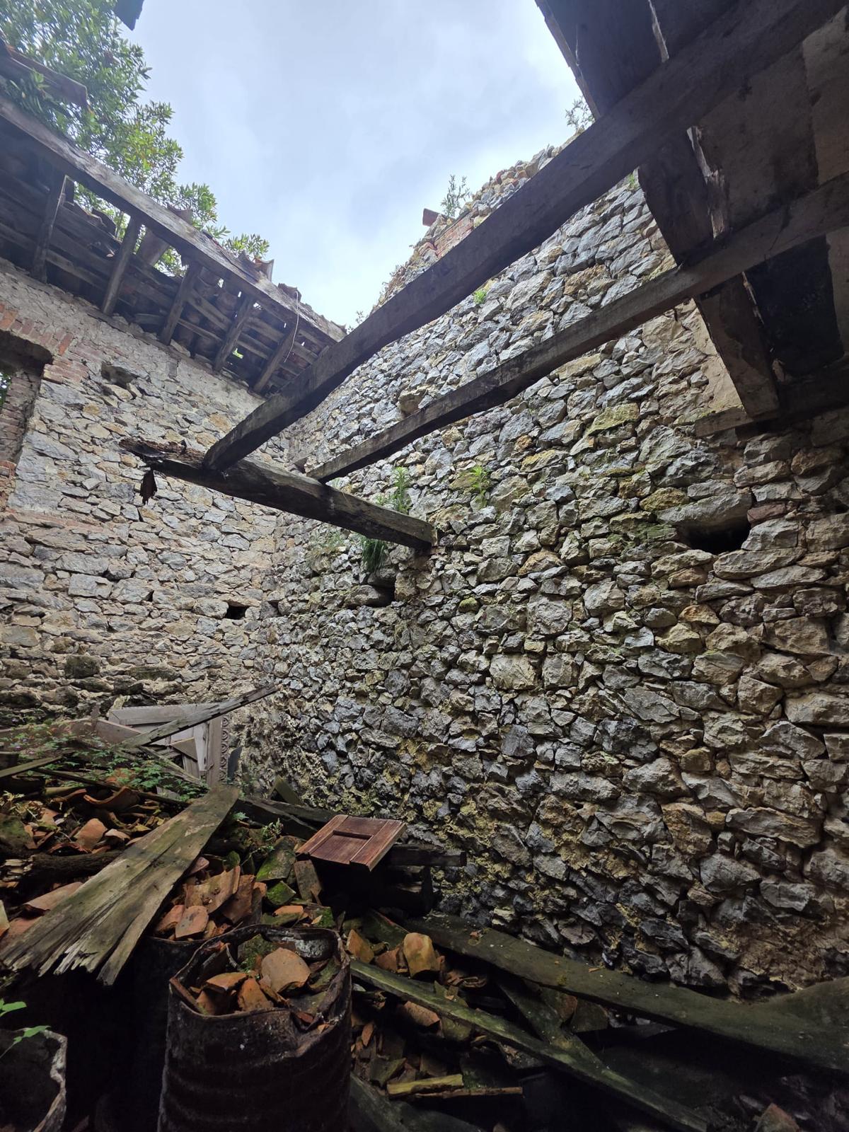 Oportunidad Única: Almacén en Ruinas con Potencial de Rehabilitación (V2609)