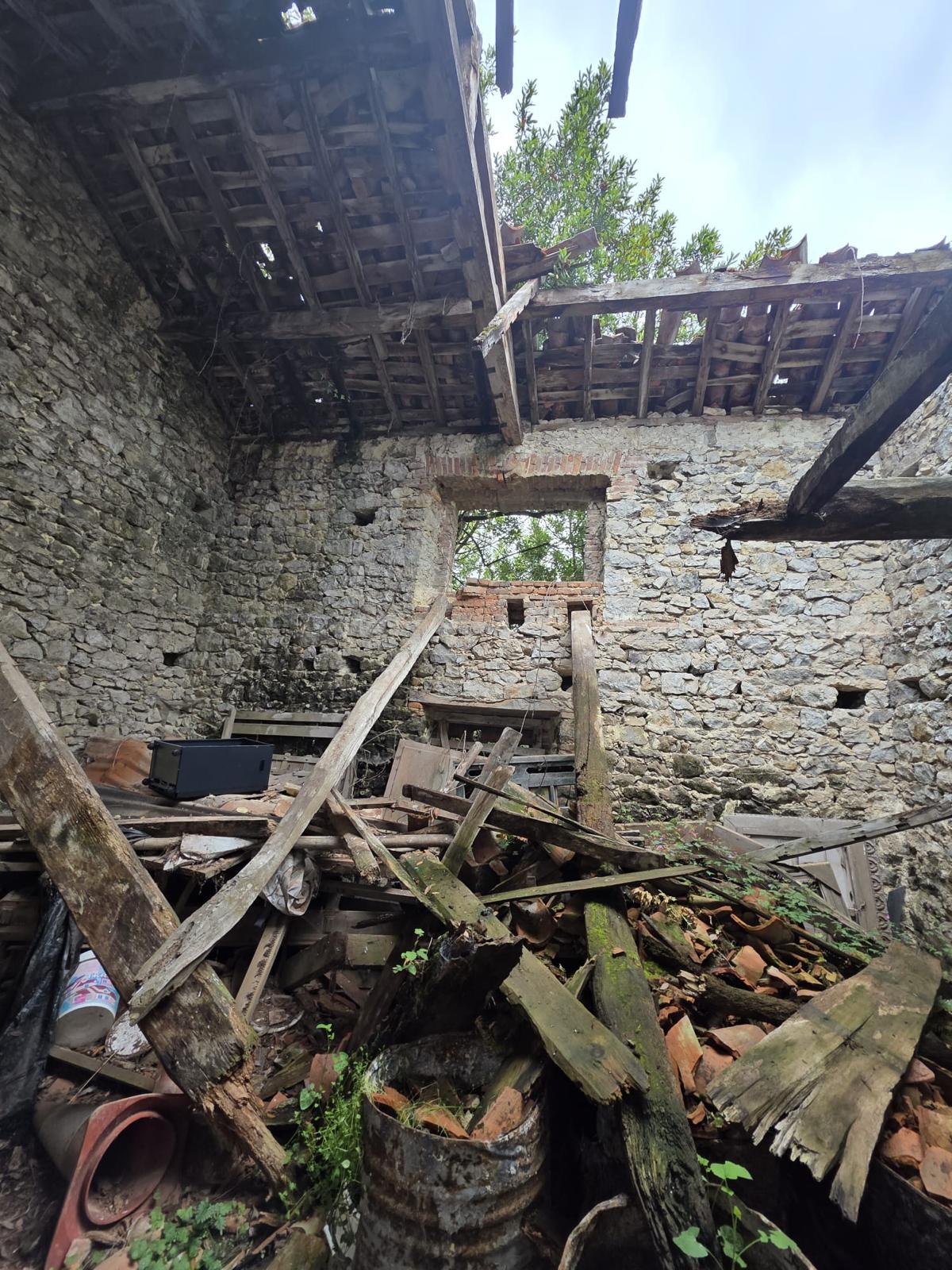 Oportunidad Única: Almacén en Ruinas con Potencial de Rehabilitación (V2609)