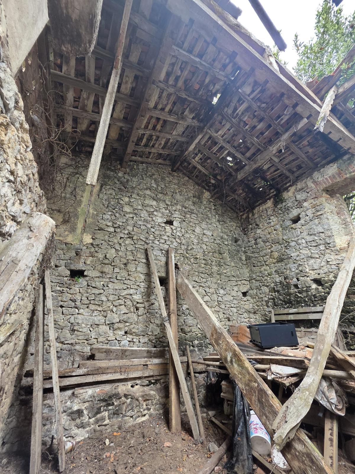 Oportunidad Única: Almacén en Ruinas con Potencial de Rehabilitación (V2609)