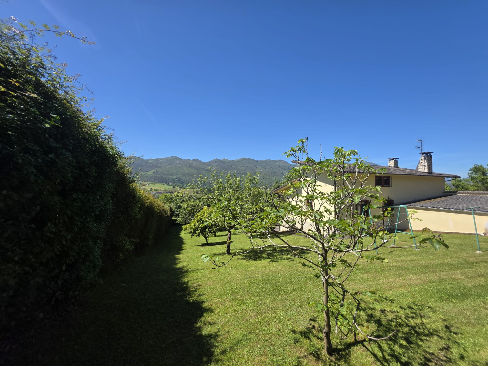Chalet con parcela edificable de 2.476 m² a 4 km de la Playa de La Franca | Tresgrandas (Llanes, Asturias) (V2610)