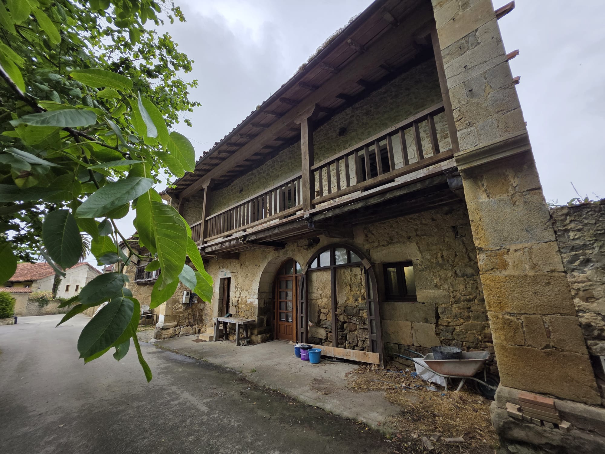 Casona semireformada y cuadra en Luey con amplio terreno (V2602)