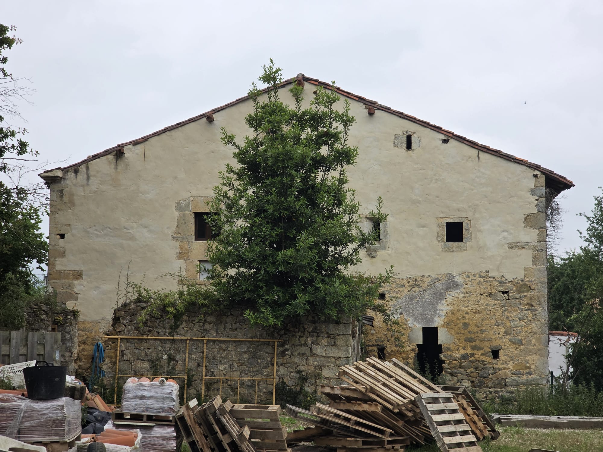 Casona semireformada y cuadra en Luey con amplio terreno (V2602)