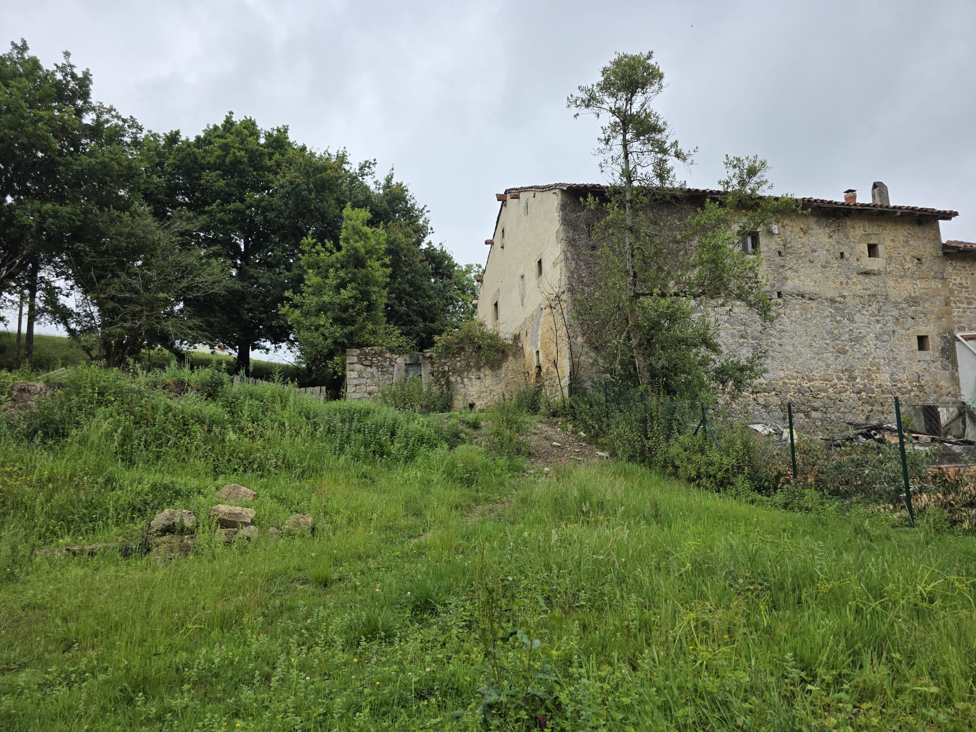Casona semireformada y cuadra en Luey con amplio terreno (V2602)