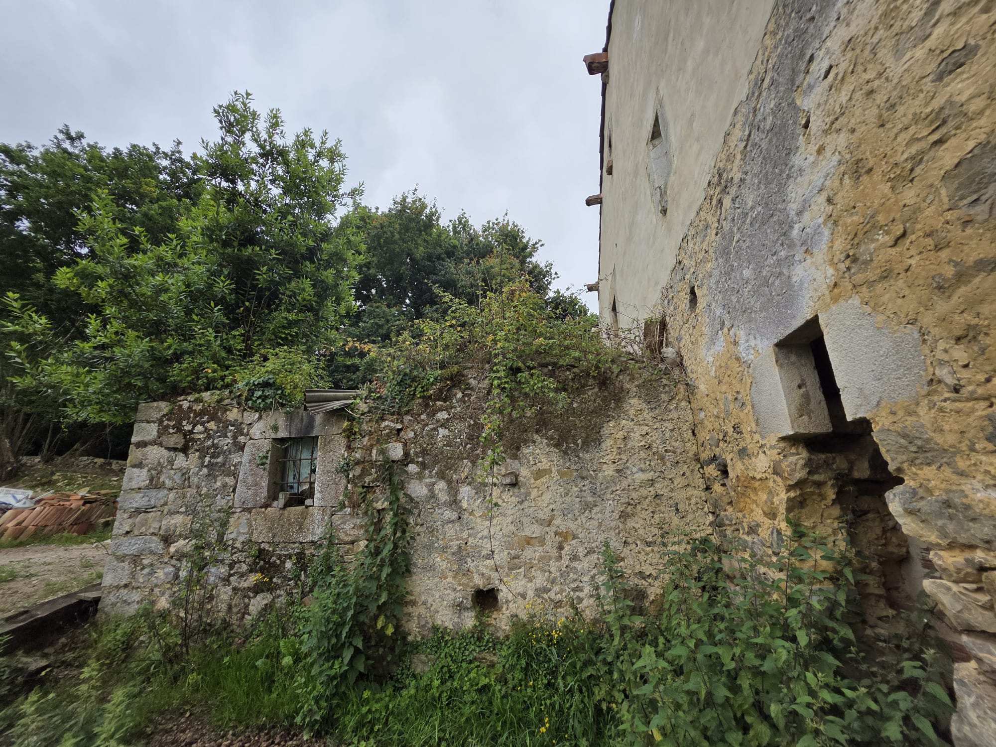 Casona semireformada y cuadra en Luey con amplio terreno (V2602)