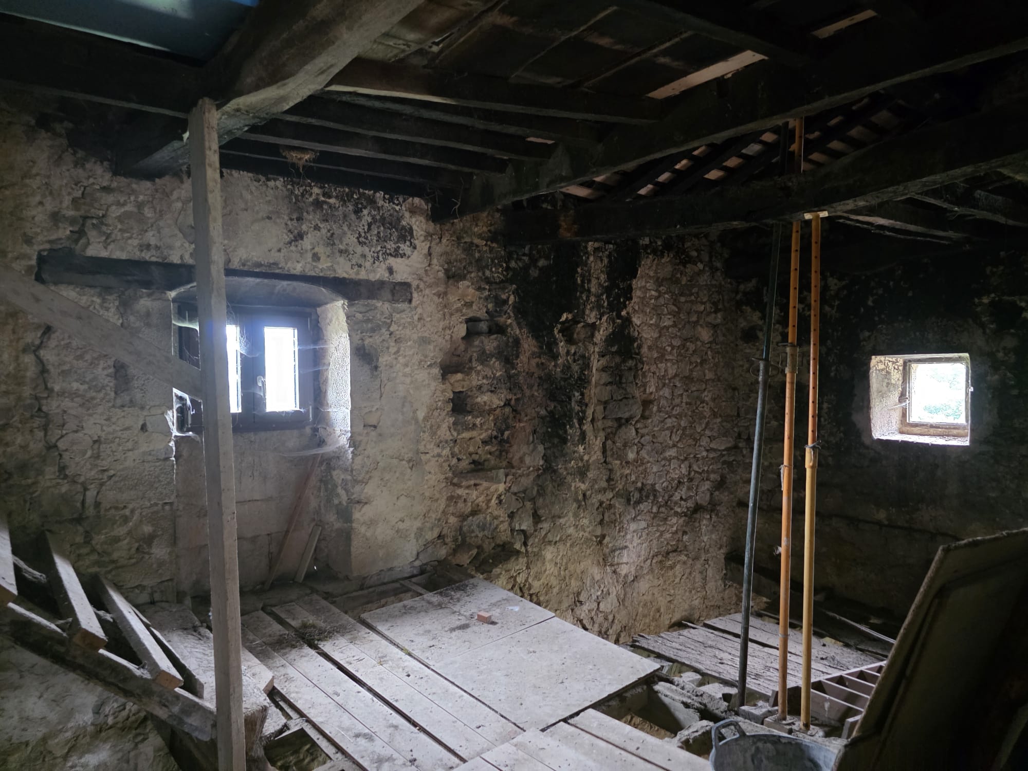 Casona semireformada y cuadra en Luey con amplio terreno (V2602)