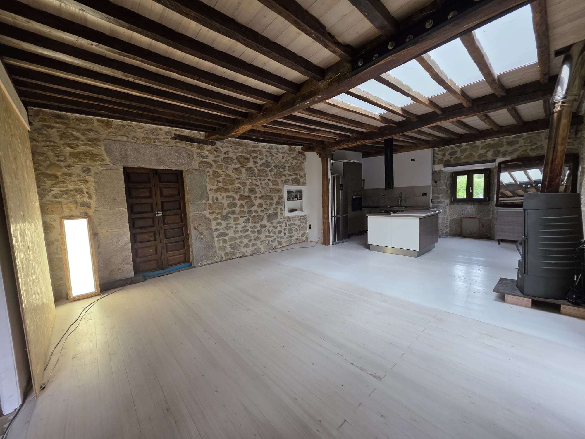 Casona semireformada y cuadra en Luey con amplio terreno (V2602)