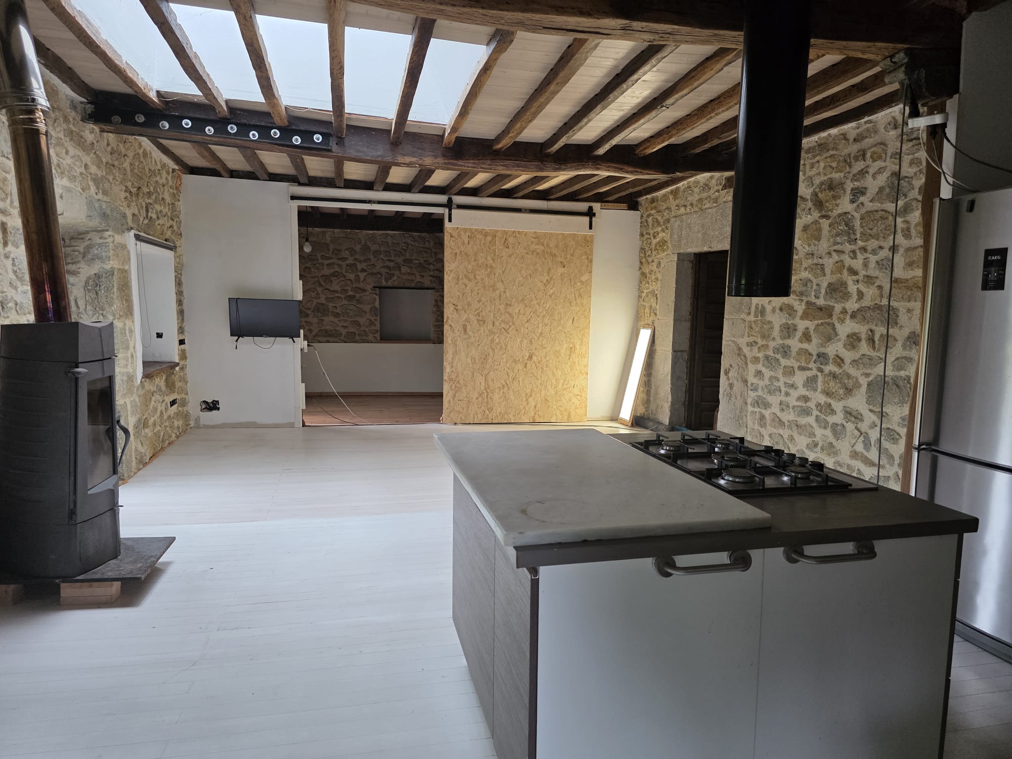Casona semireformada y cuadra en Luey con amplio terreno (V2602)