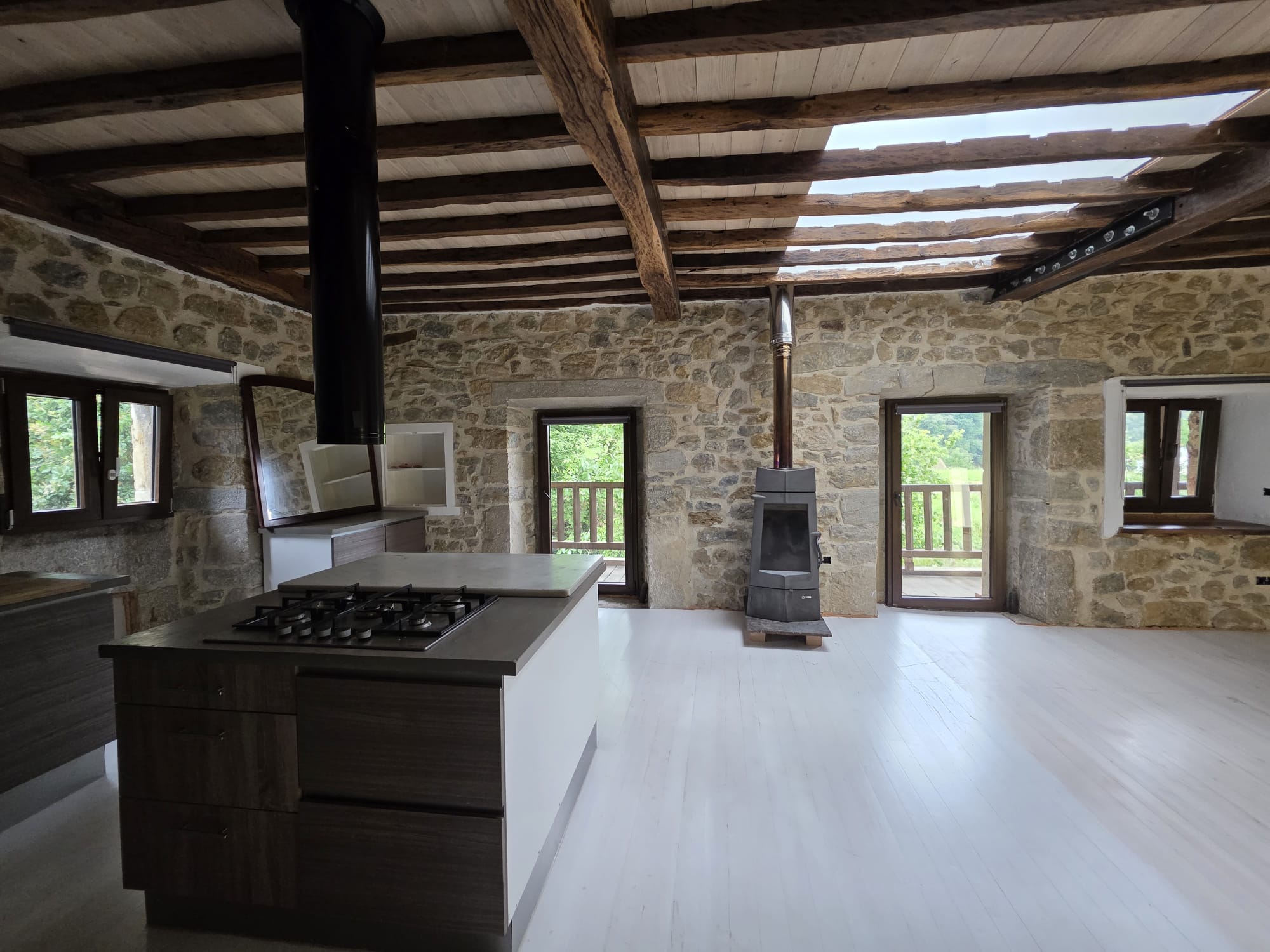 Casona semireformada y cuadra en Luey con amplio terreno (V2602)