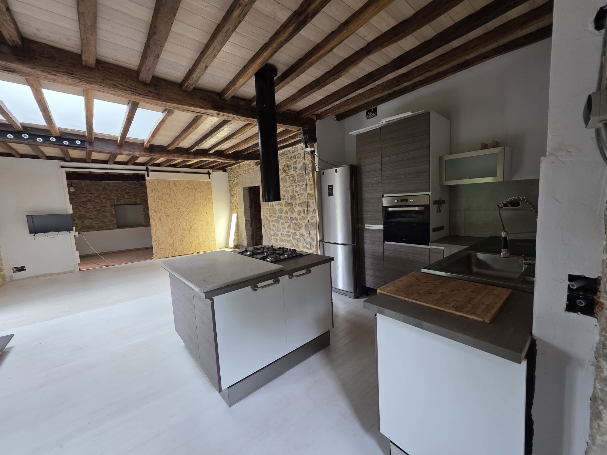 Casona semireformada y cuadra en Luey con amplio terreno (V2602)