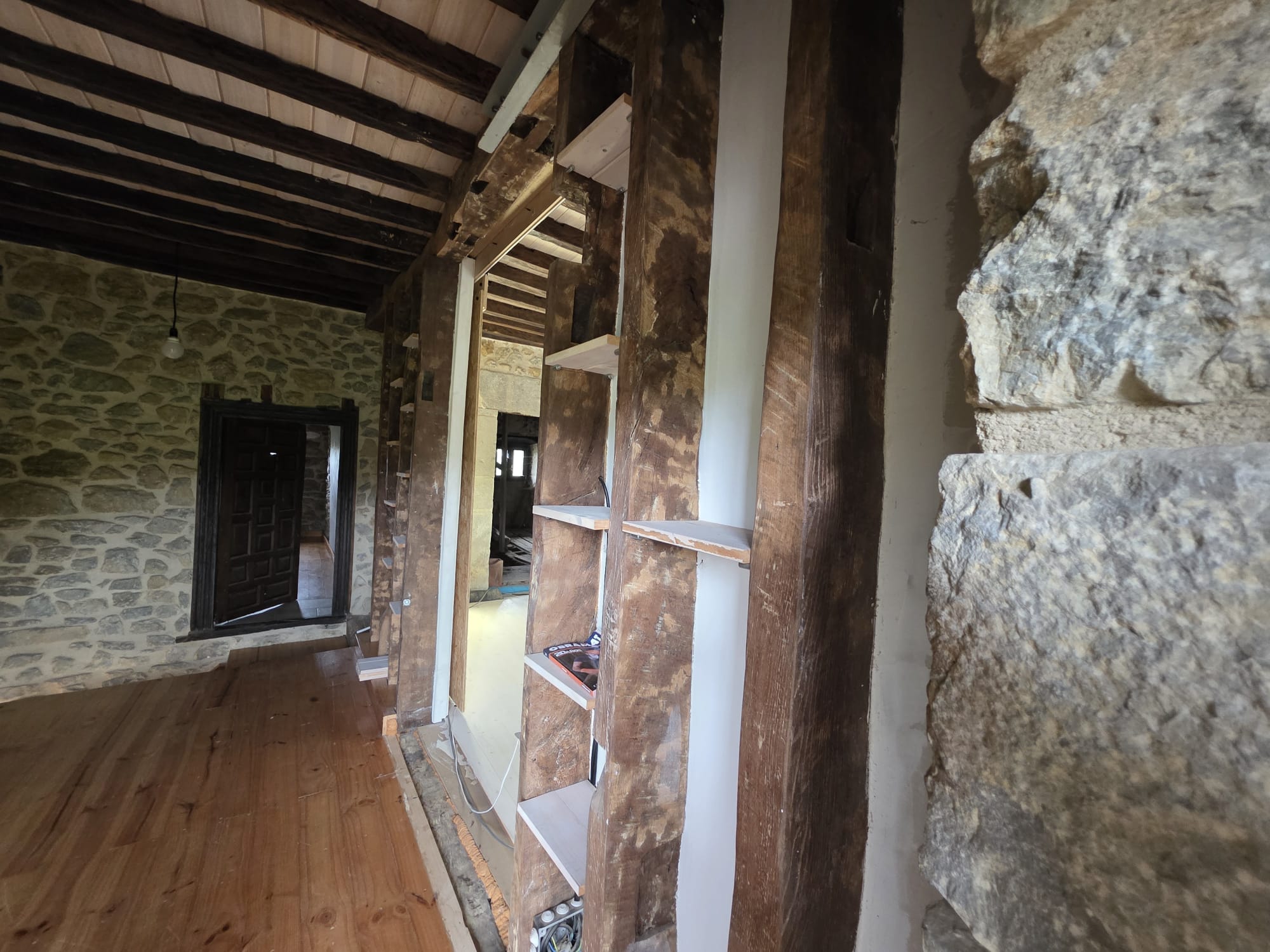 Casona semireformada y cuadra en Luey con amplio terreno (V2602)