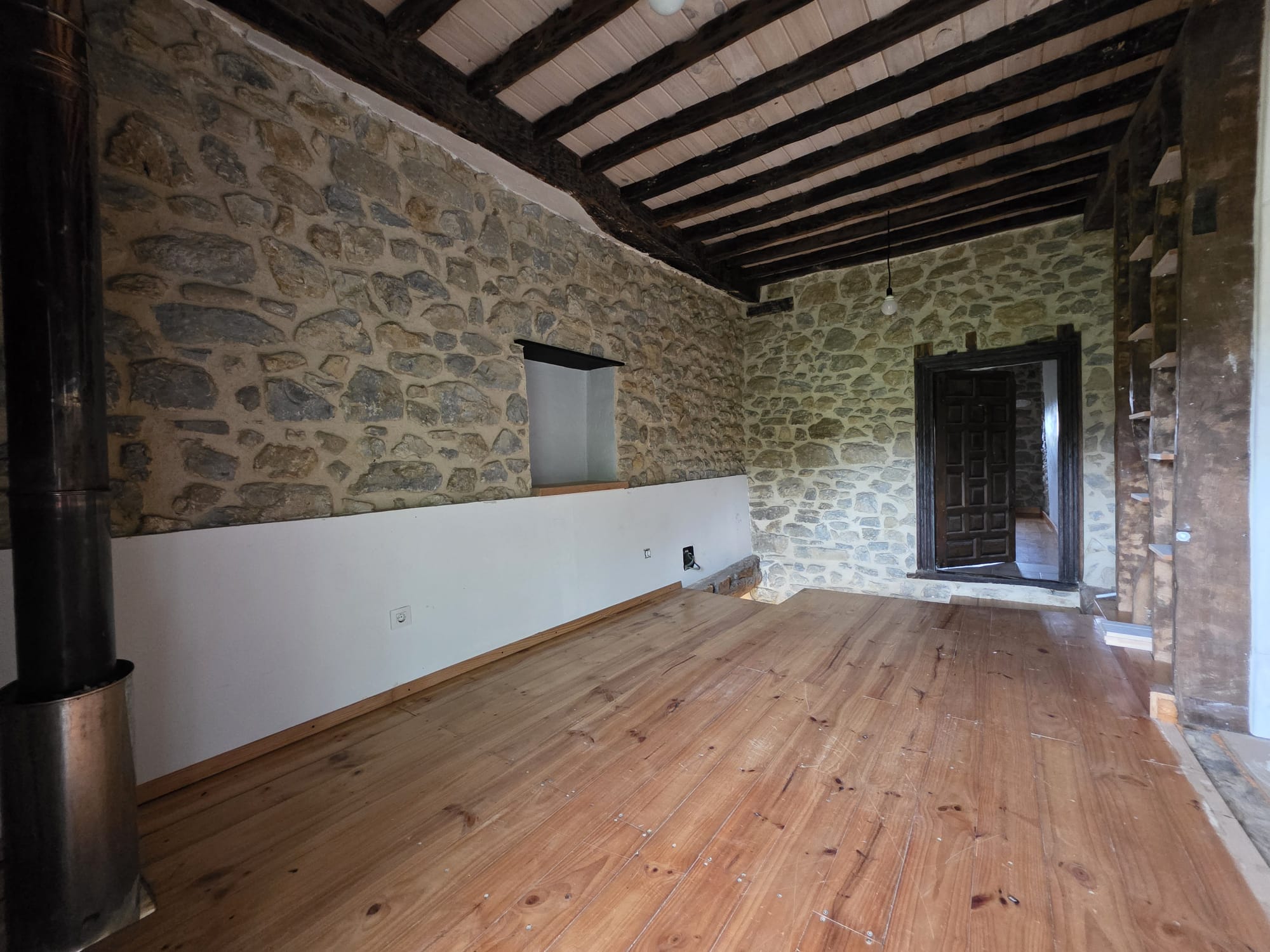 Casona semireformada y cuadra en Luey con amplio terreno (V2602)