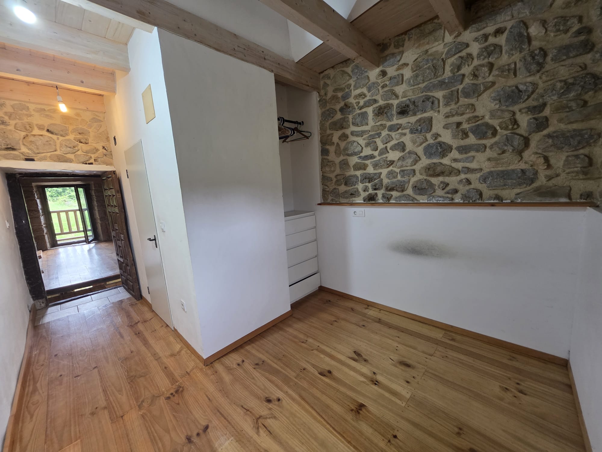 Casona semireformada y cuadra en Luey con amplio terreno (V2602)