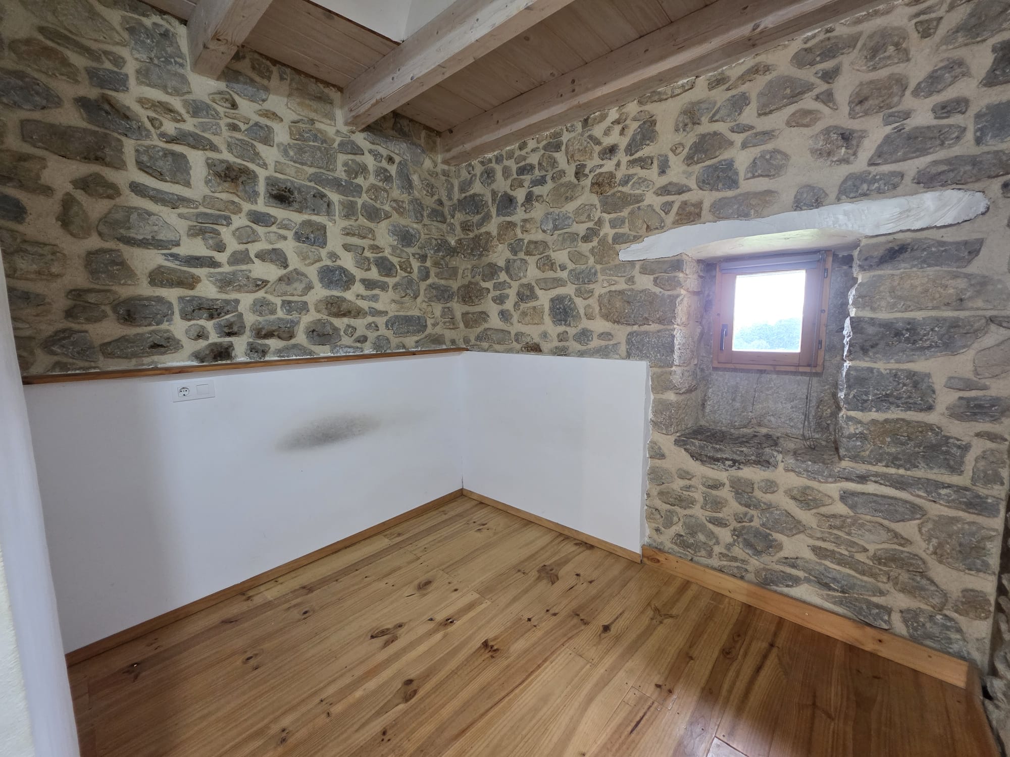 Casona semireformada y cuadra en Luey con amplio terreno (V2602)