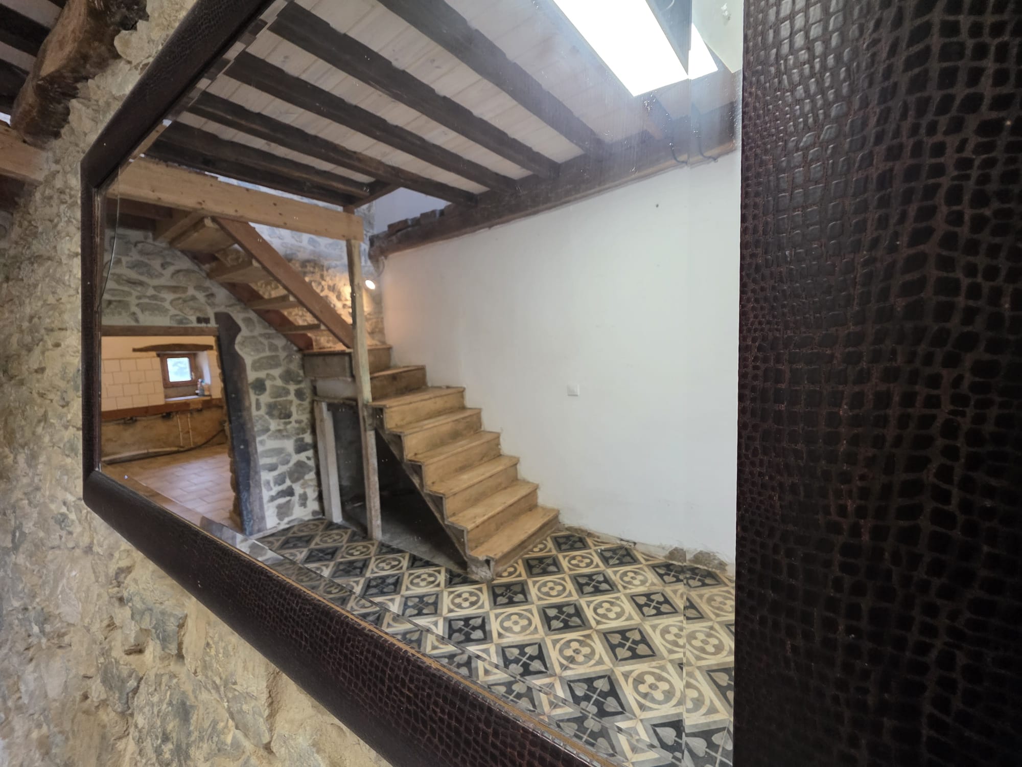 Casona semireformada y cuadra en Luey con amplio terreno (V2602)