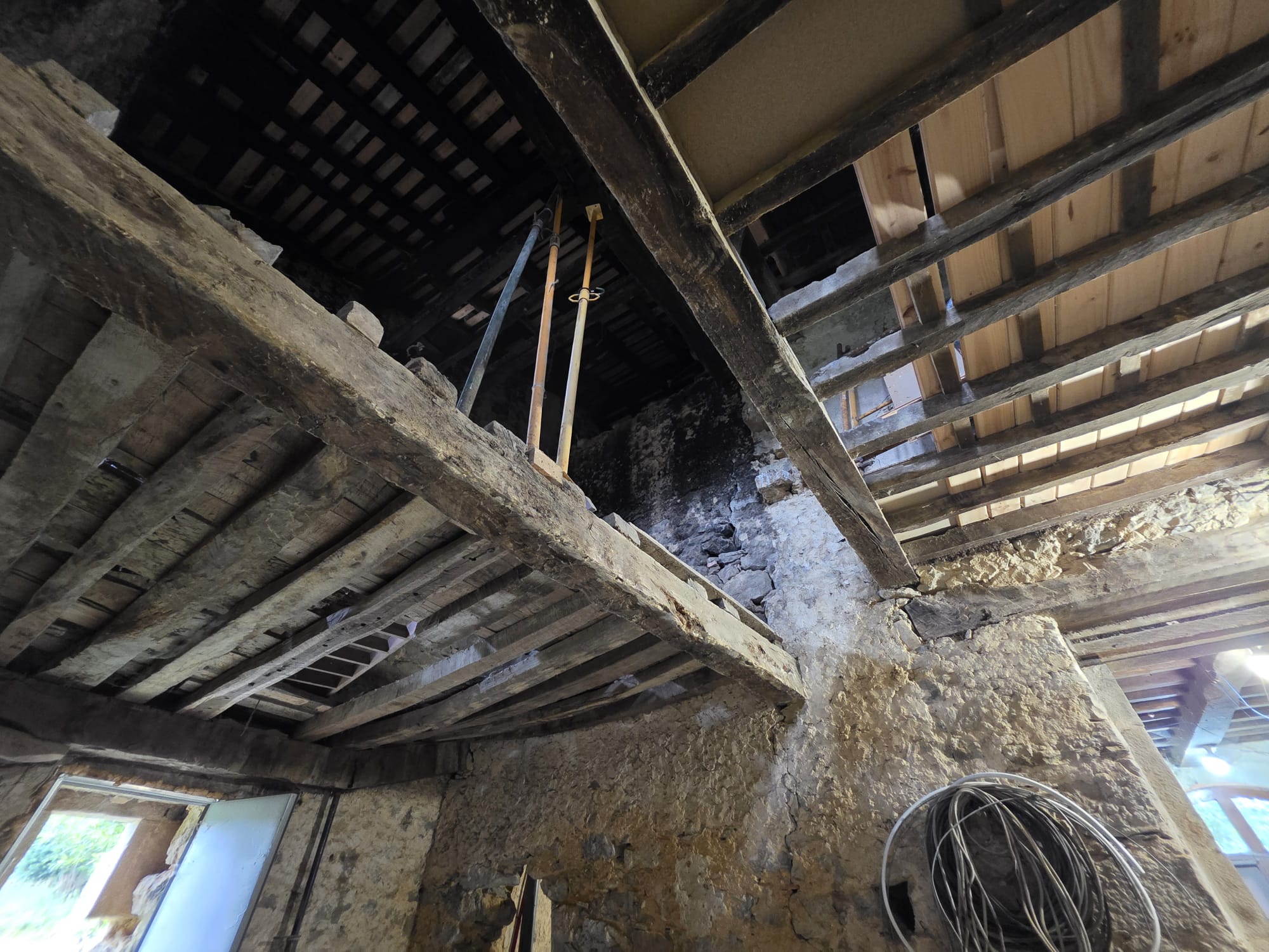 Casona semireformada y cuadra en Luey con amplio terreno (V2602)