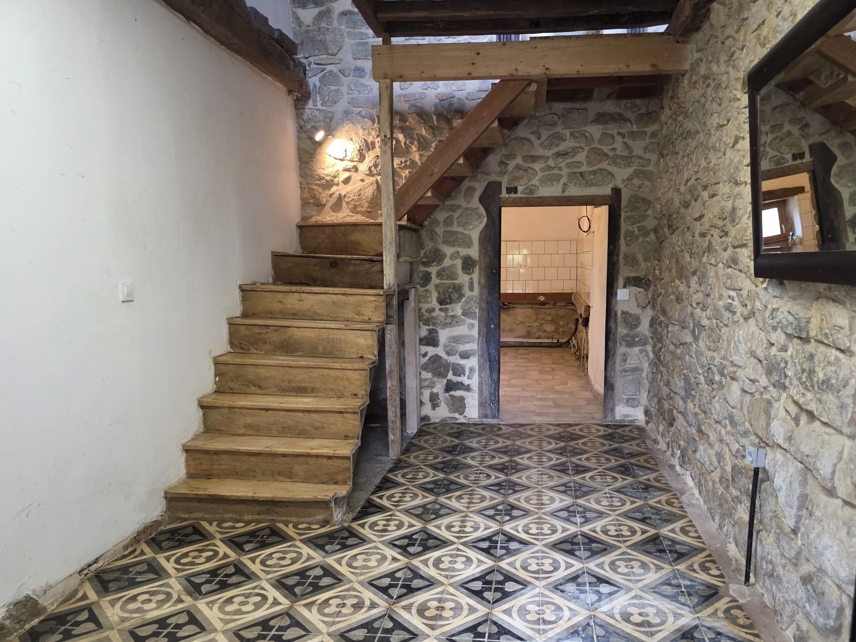 Casona semireformada y cuadra en Luey con amplio terreno (V2602)