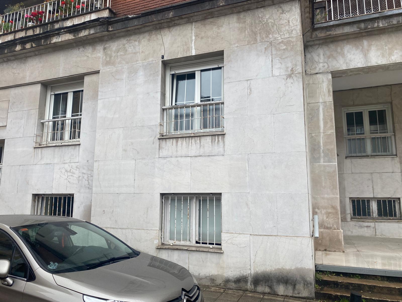Gran piso de 321m² con garaje cerrado y aparcamiento en urbanización — una oportunidad única en el centro de Torrelavega (V2614)