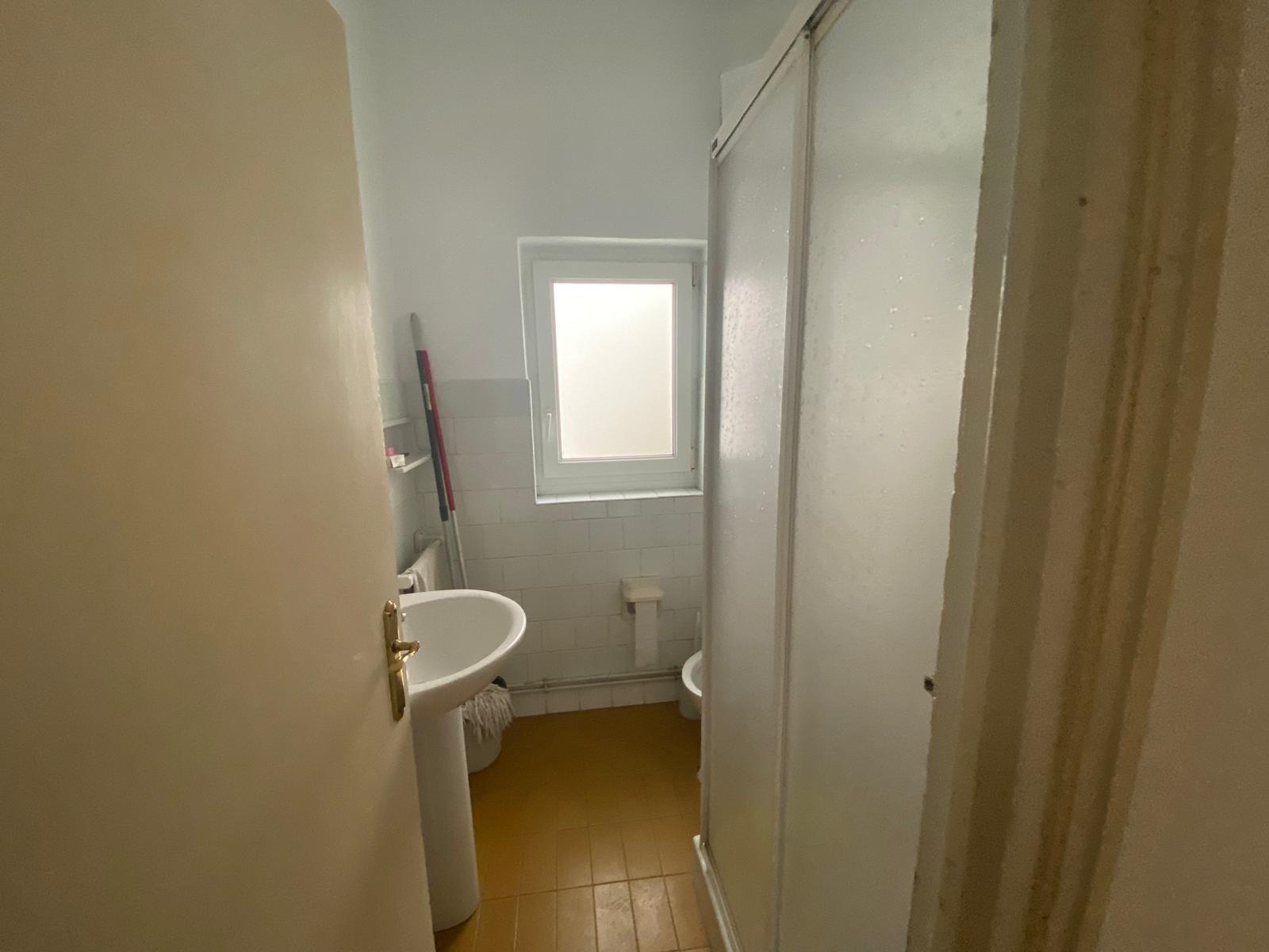 Gran piso de 321m² con garaje cerrado y aparcamiento en urbanización — una oportunidad única en el centro de Torrelavega (V2614)