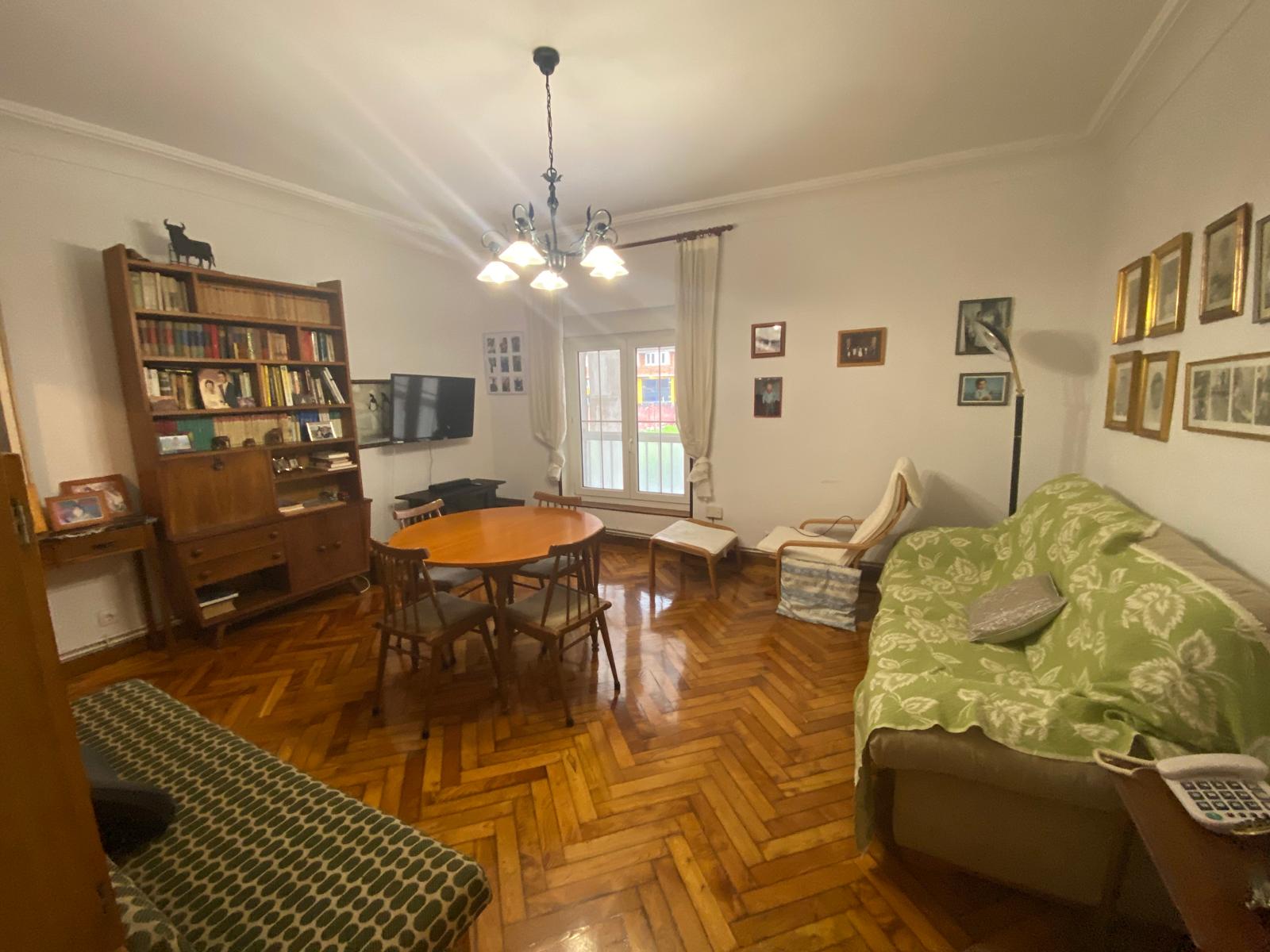 Gran piso de 321m² con garaje cerrado y aparcamiento en urbanización — una oportunidad única en el centro de Torrelavega (V2614)