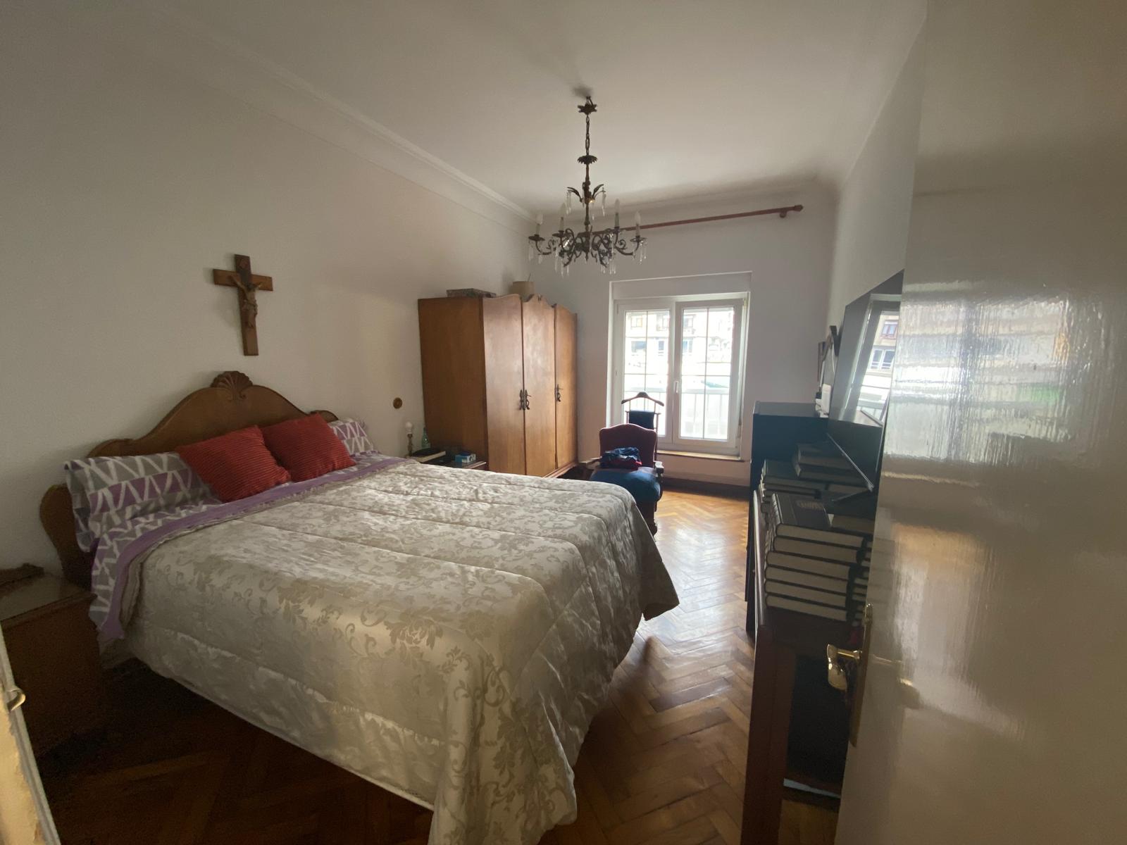Gran piso de 321m² con garaje cerrado y aparcamiento en urbanización — una oportunidad única en el centro de Torrelavega (V2614)