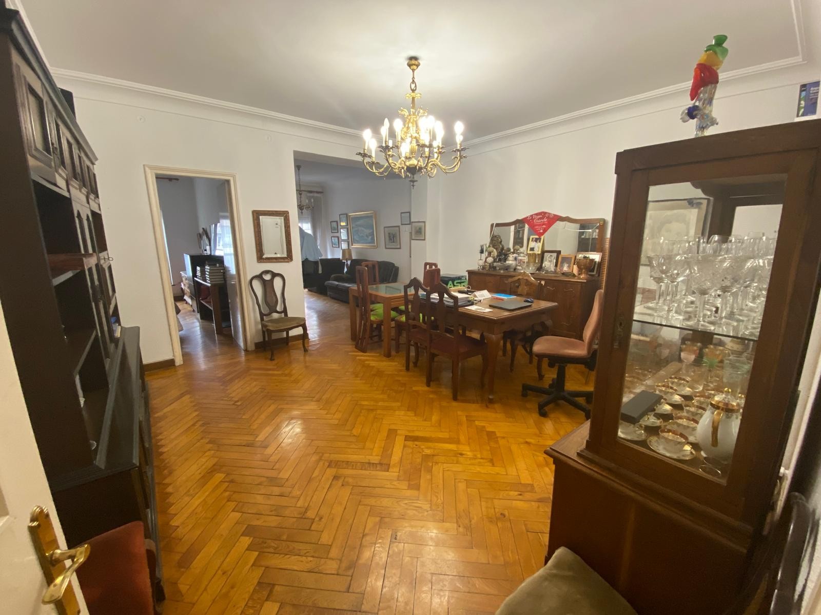 Gran piso de 321m² con garaje cerrado y aparcamiento en urbanización — una oportunidad única en el centro de Torrelavega (V2614)