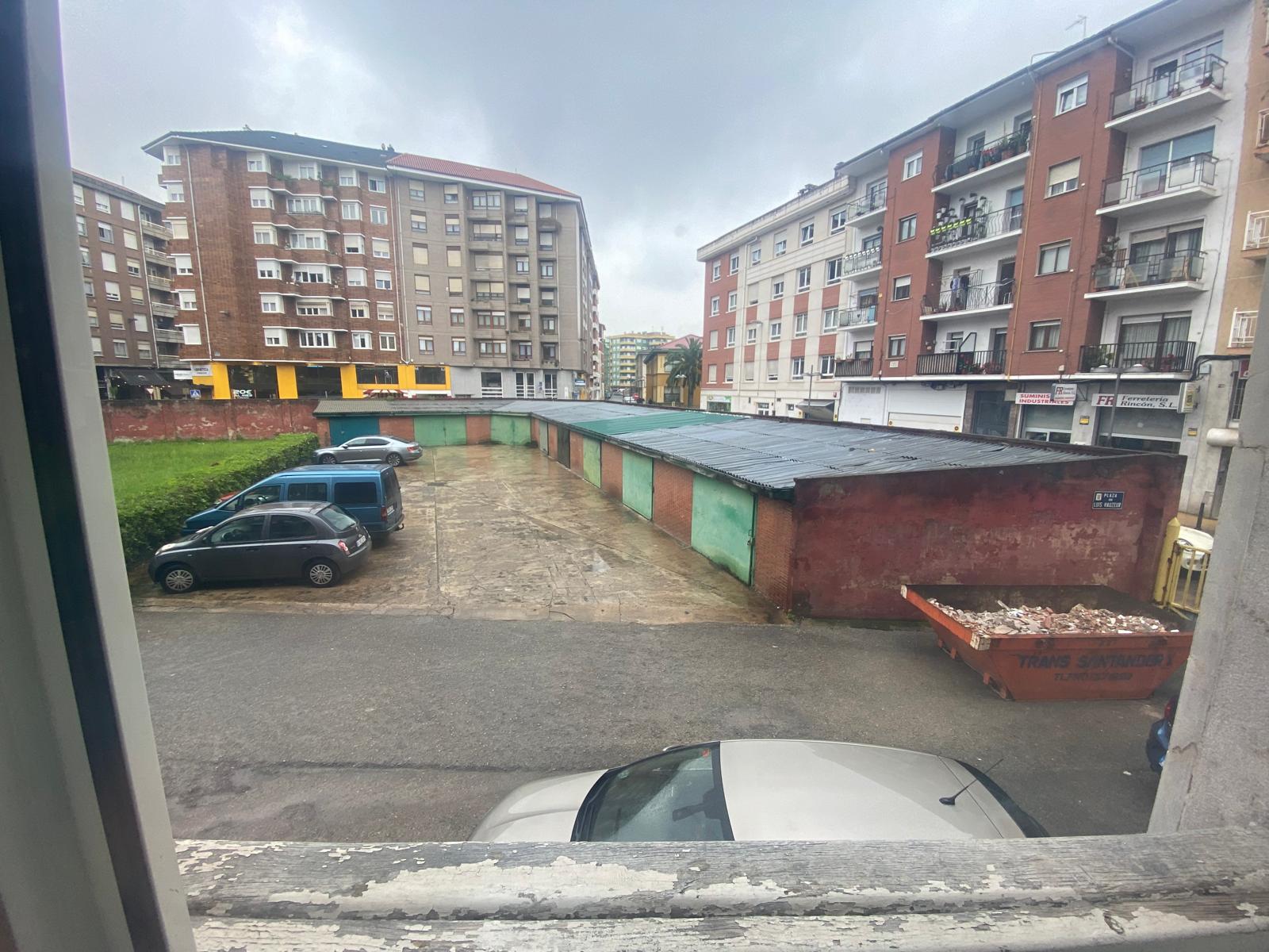 Gran piso de 321m² con garaje cerrado y aparcamiento en urbanización — una oportunidad única en el centro de Torrelavega (V2614)