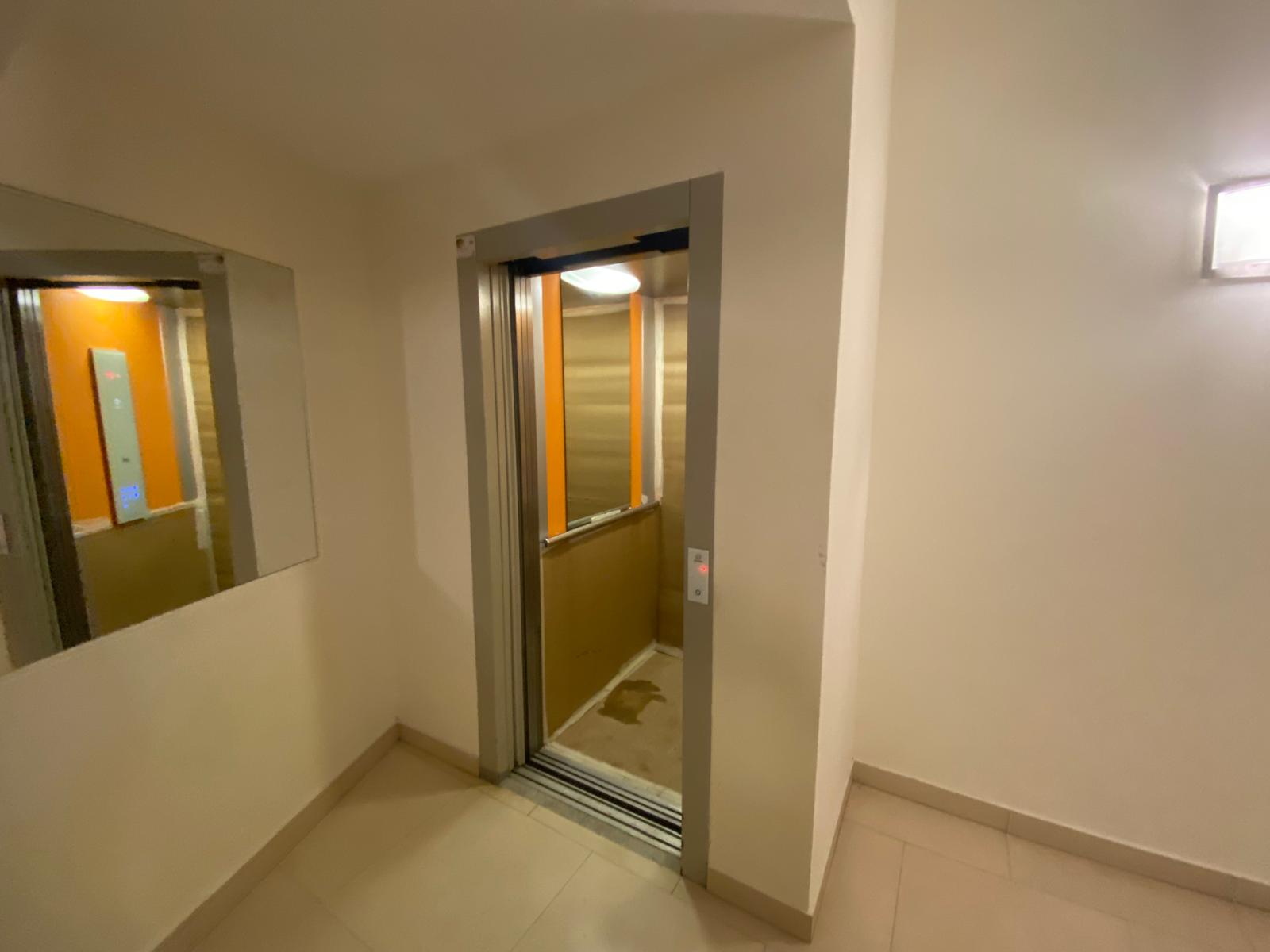 Gran piso de 321m² con garaje cerrado y aparcamiento en urbanización — una oportunidad única en el centro de Torrelavega (V2614)