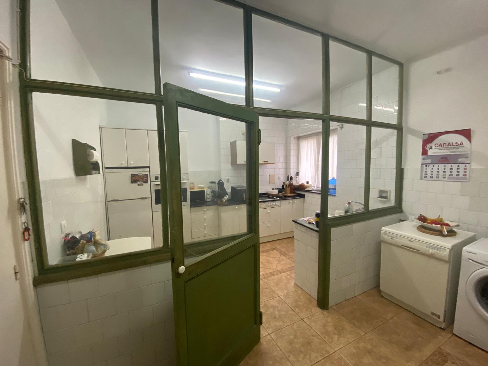 Gran piso de 321m² con garaje cerrado y aparcamiento en urbanización — una oportunidad única en el centro de Torrelavega (V2614)
