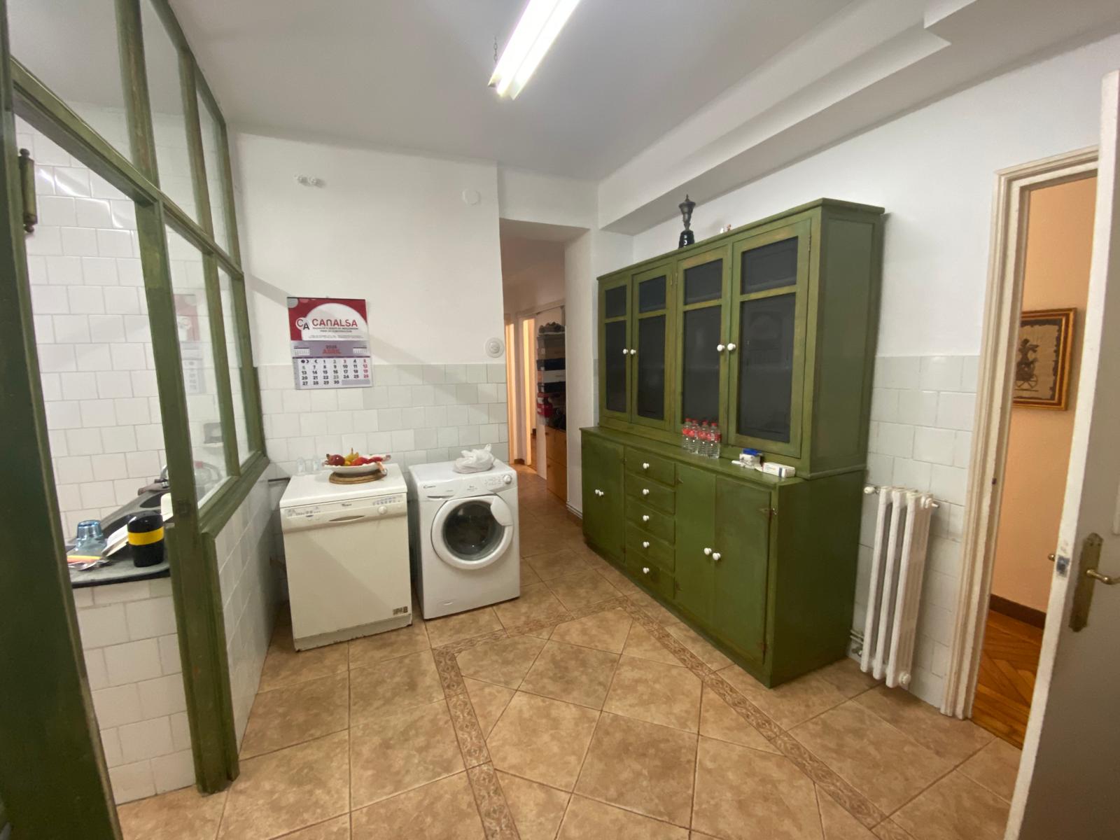 Gran piso de 321m² con garaje cerrado y aparcamiento en urbanización — una oportunidad única en el centro de Torrelavega (V2614)
