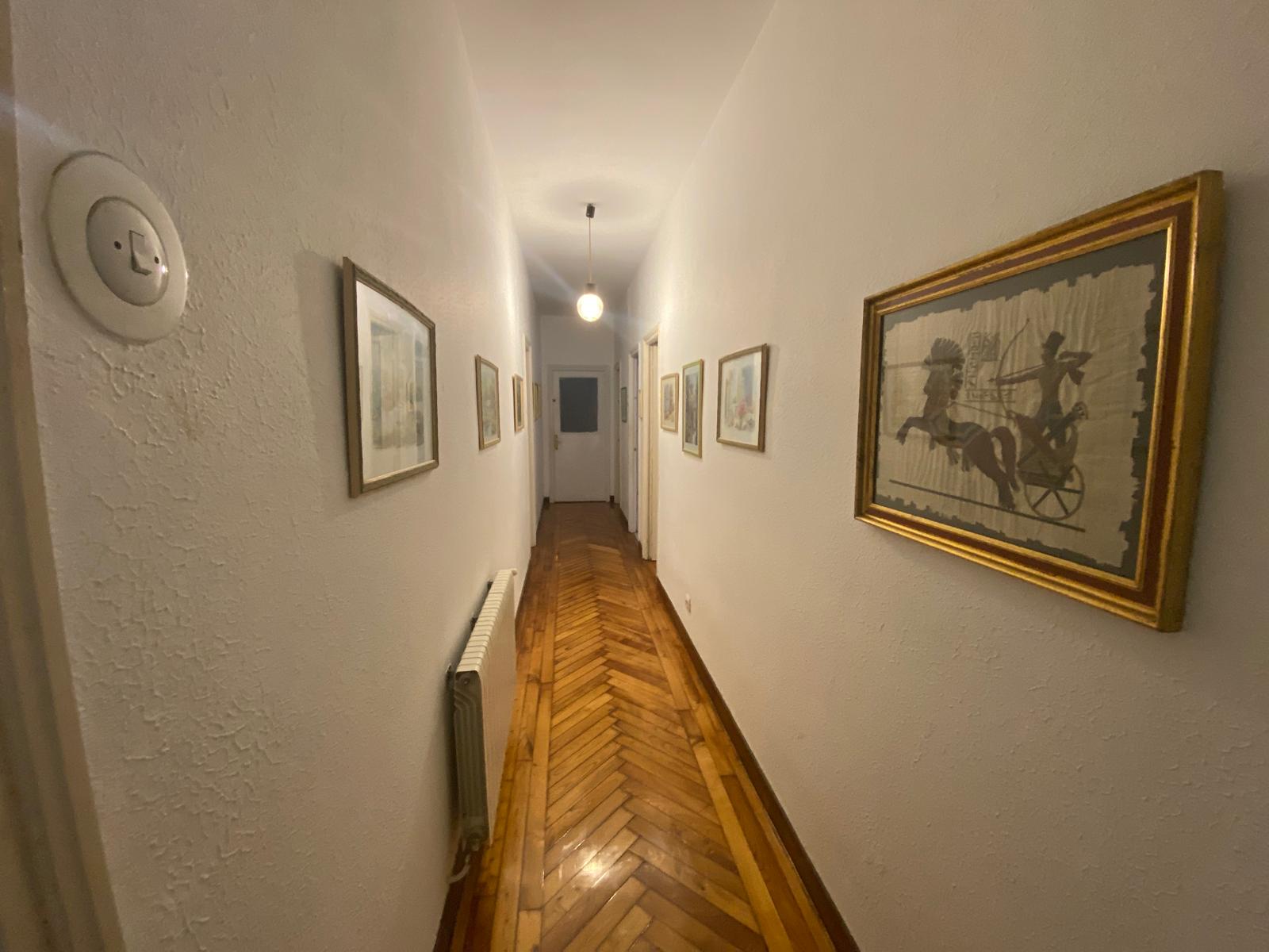 Gran piso de 321m² con garaje cerrado y aparcamiento en urbanización — una oportunidad única en el centro de Torrelavega (V2614)