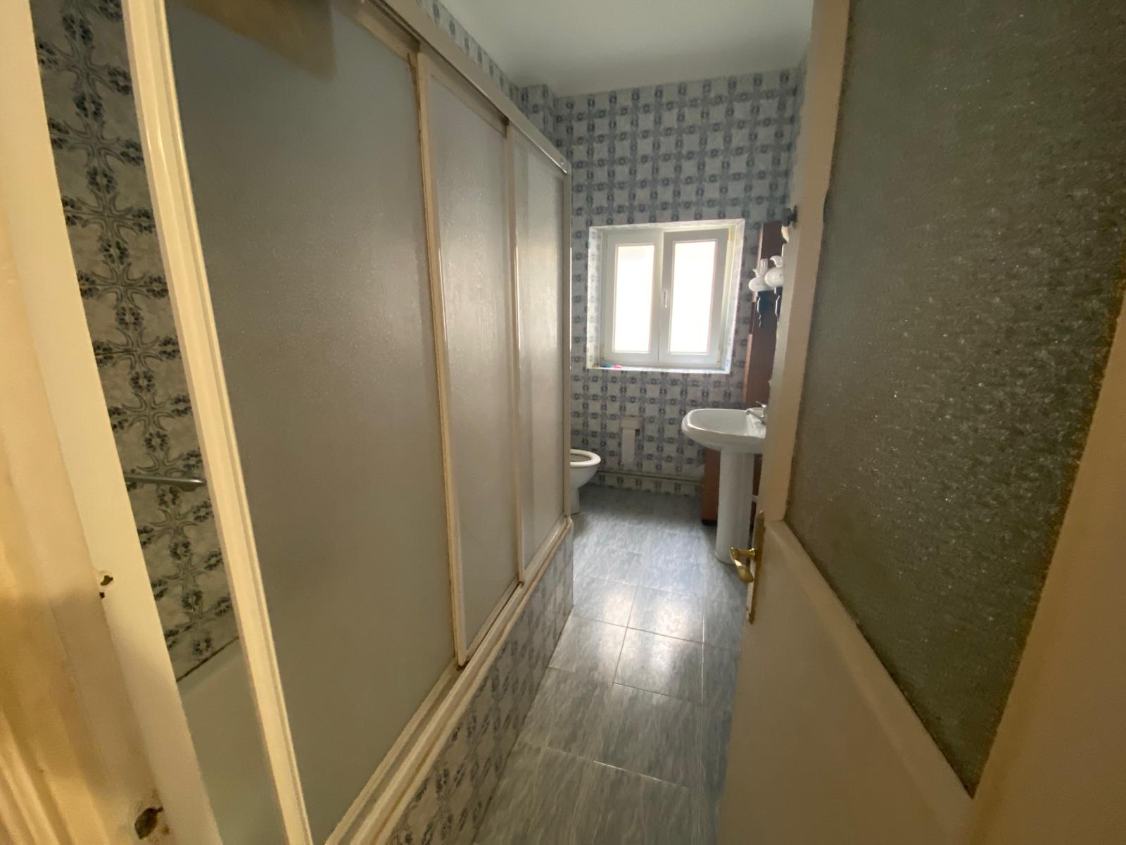 Gran piso de 321m² con garaje cerrado y aparcamiento en urbanización — una oportunidad única en el centro de Torrelavega (V2614)