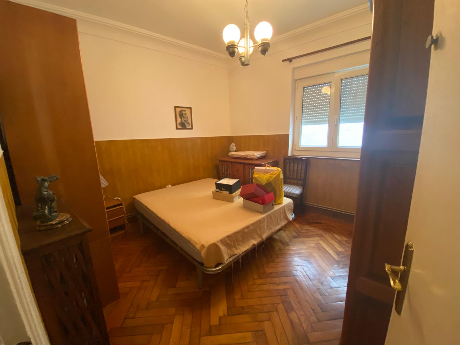 Gran piso de 321m² con garaje cerrado y aparcamiento en urbanización — una oportunidad única en el centro de Torrelavega (V2614)