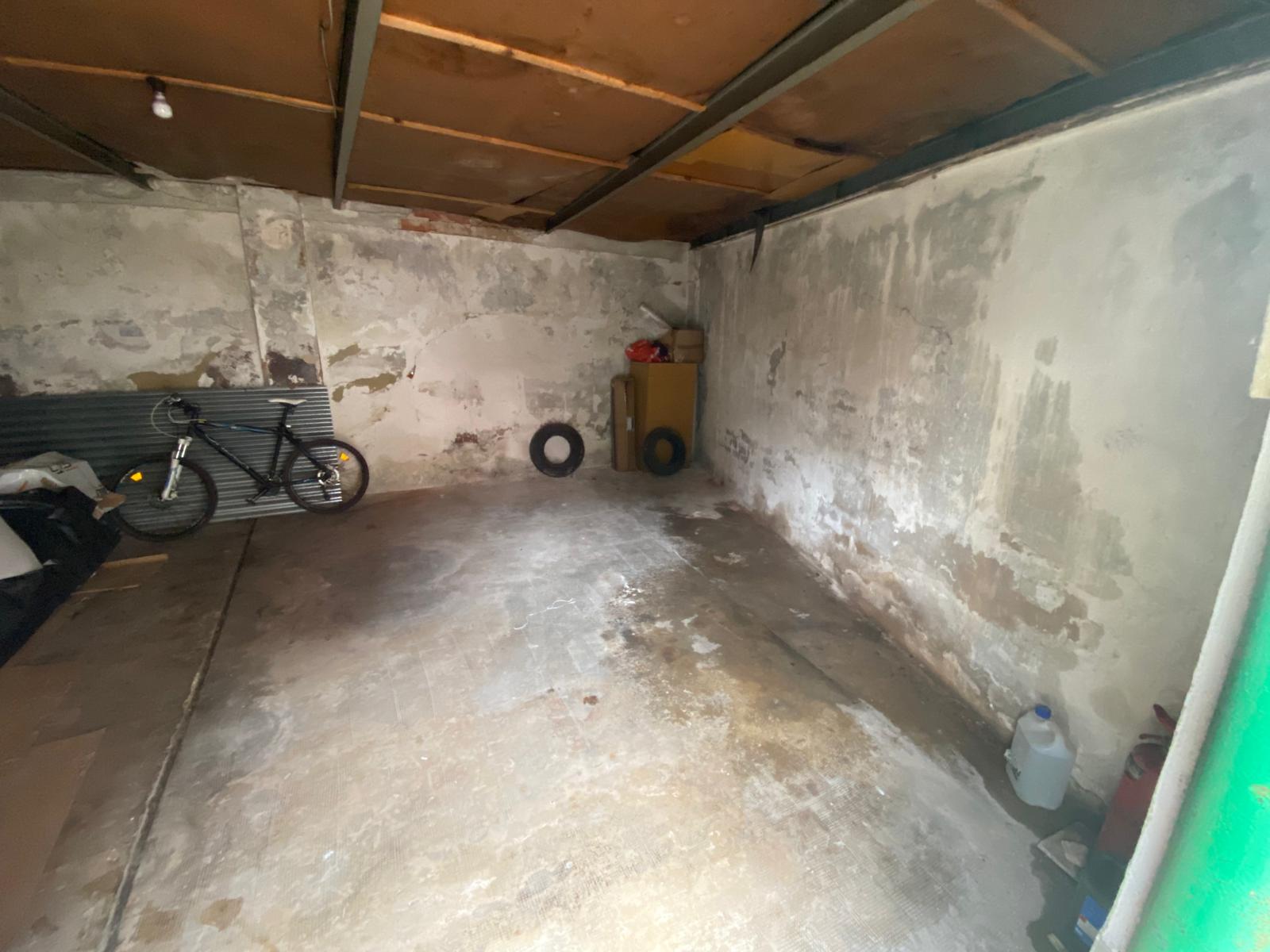 Gran piso de 321m² con garaje cerrado y aparcamiento en urbanización — una oportunidad única en el centro de Torrelavega (V2614)