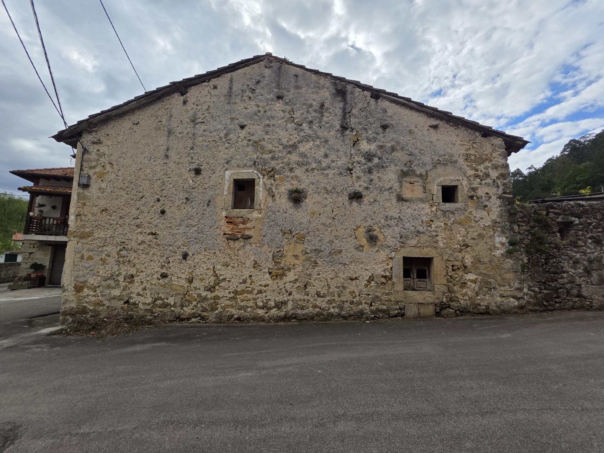 Se vende casa para reformar en Molleda (V2605)