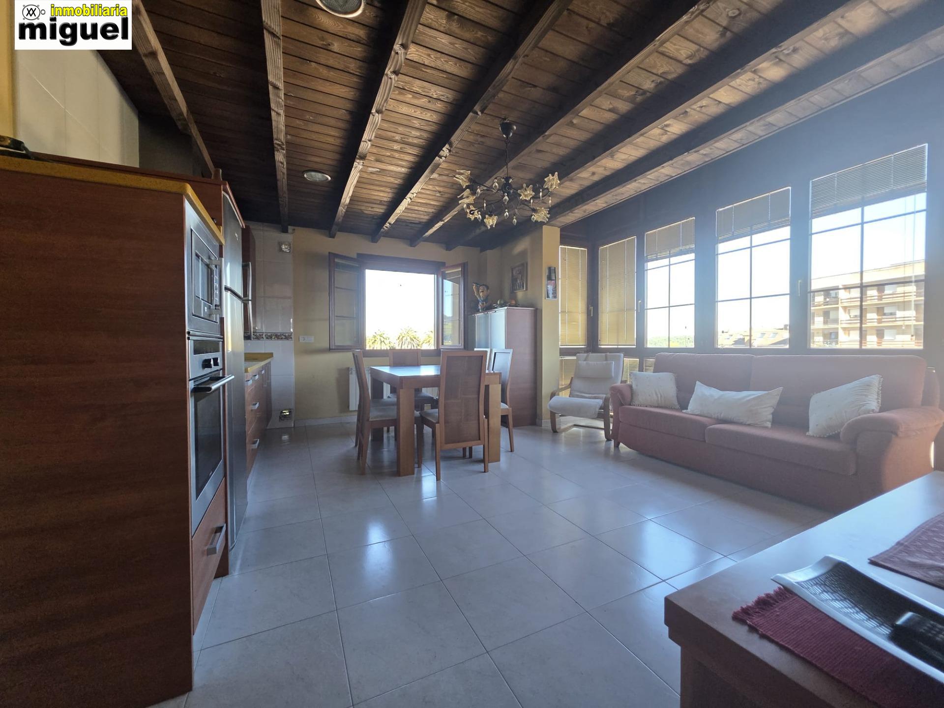 Se vende piso impecable en Colombres en urbanización con piscina (V2617)
